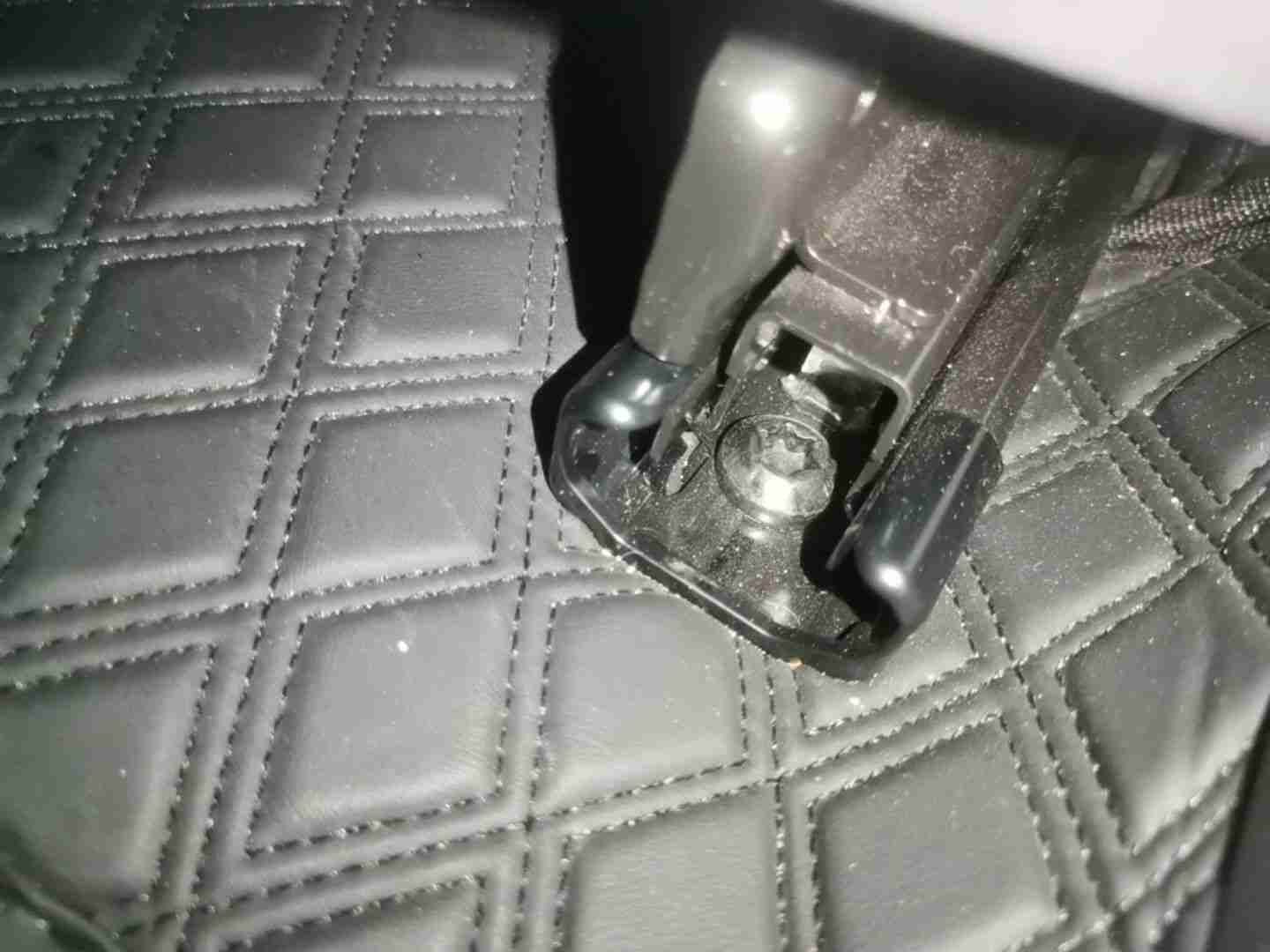 左前座椅滑轨拆卸痕迹实拍