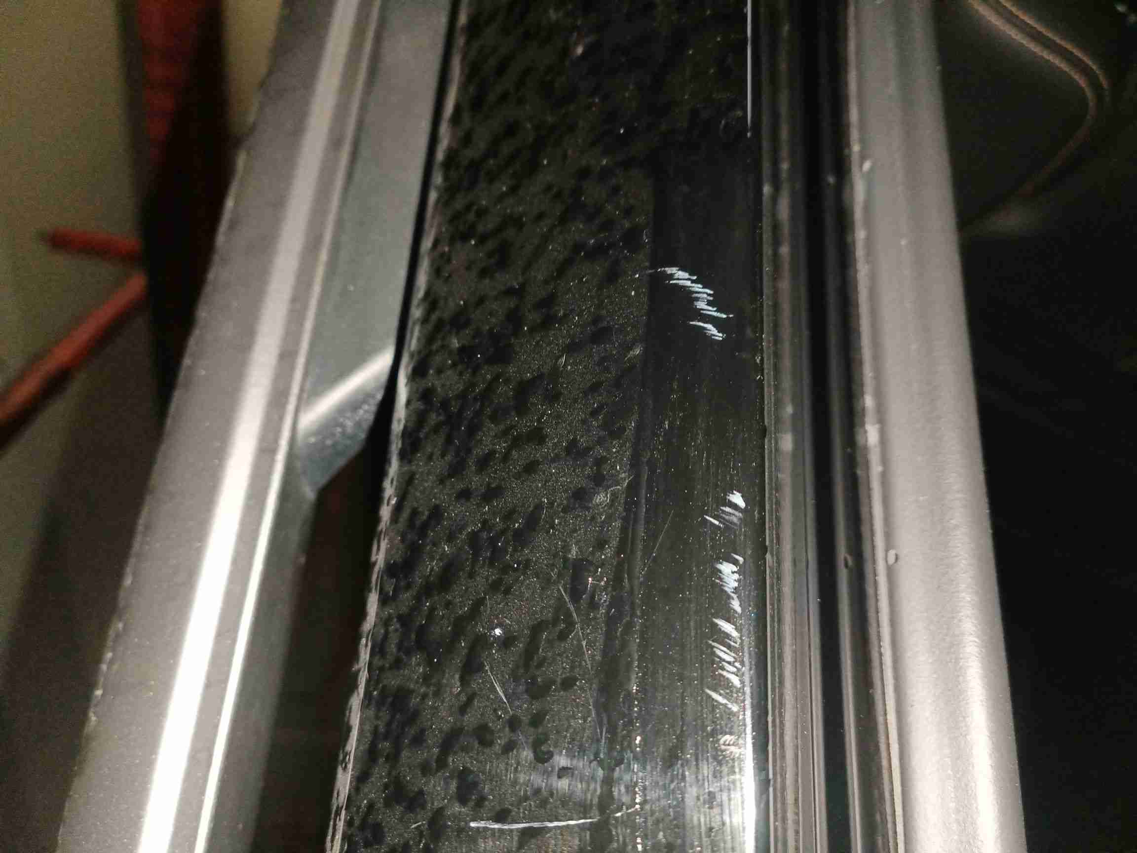 左侧车顶边梁漆面损伤实拍