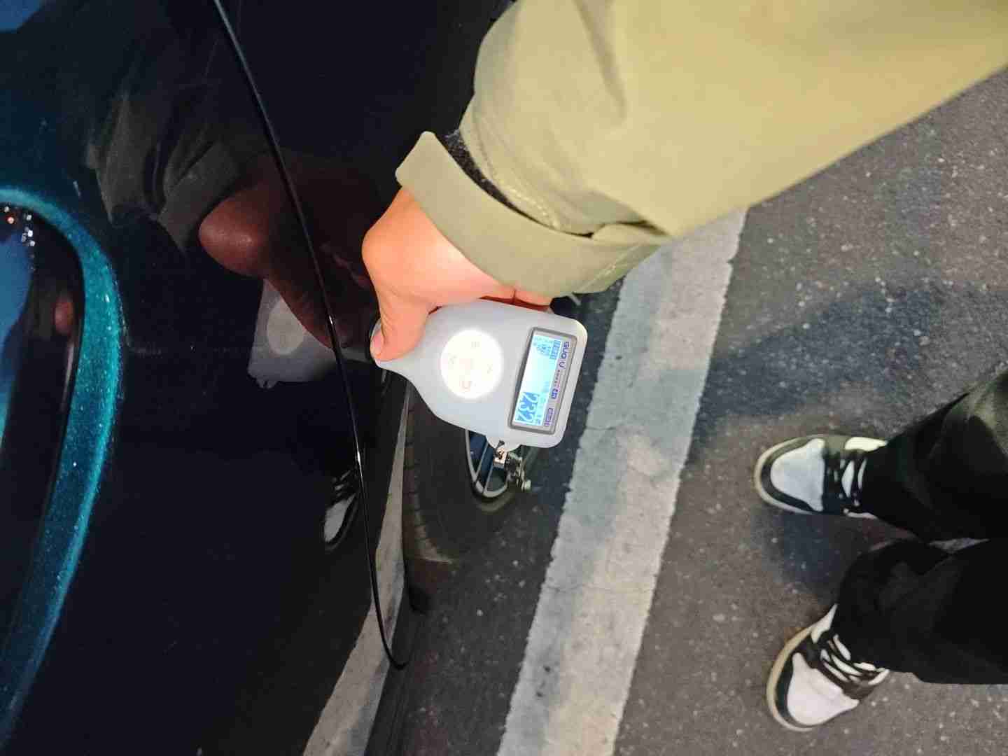 左后翼子板钣金痕迹实拍
