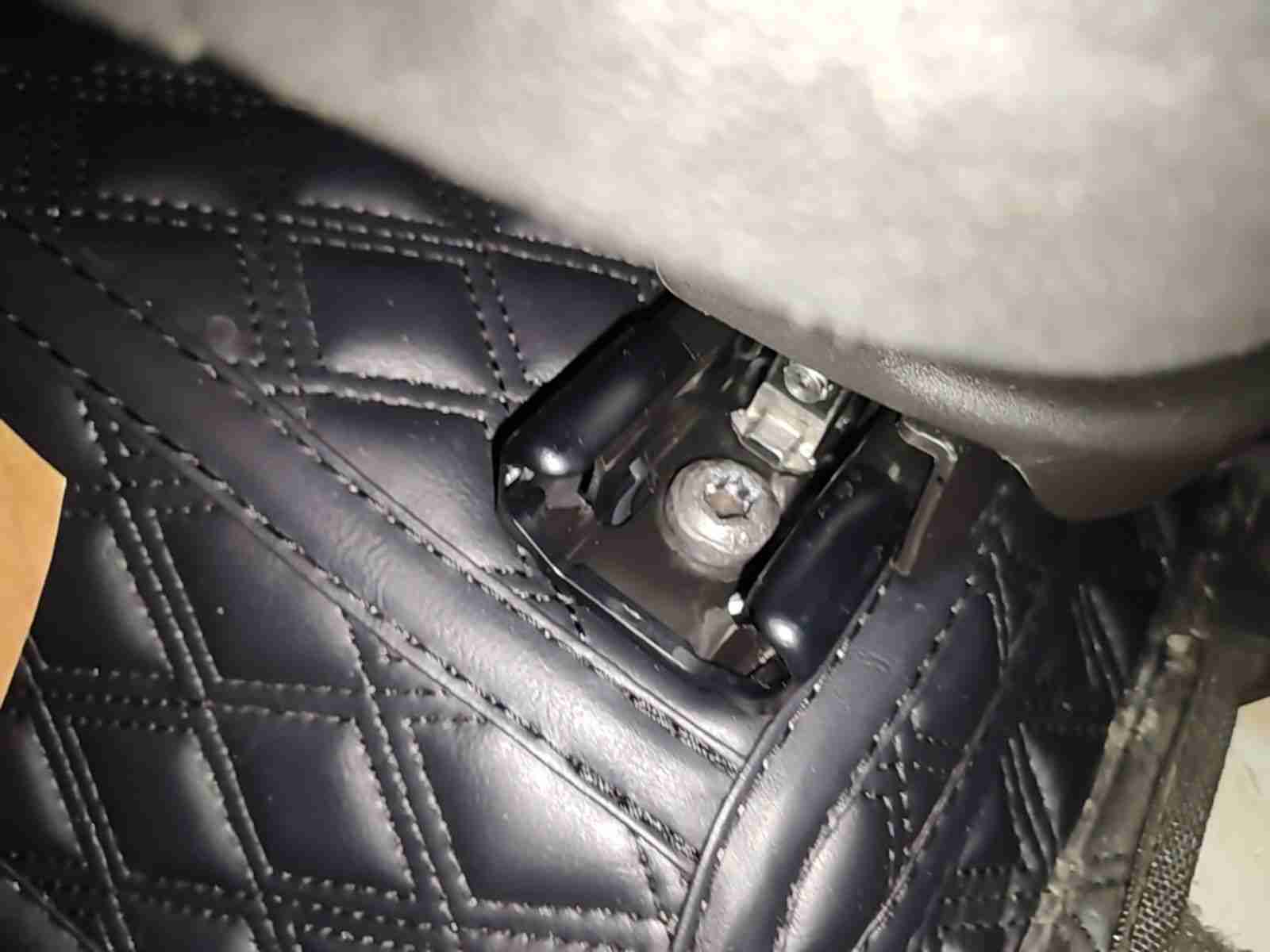 左前座椅滑轨螺丝拆卸痕迹实拍