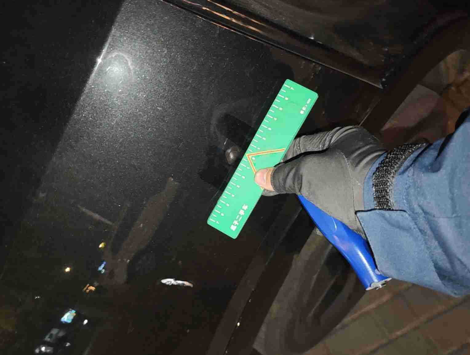 右后翼子板漆面刮伤实拍