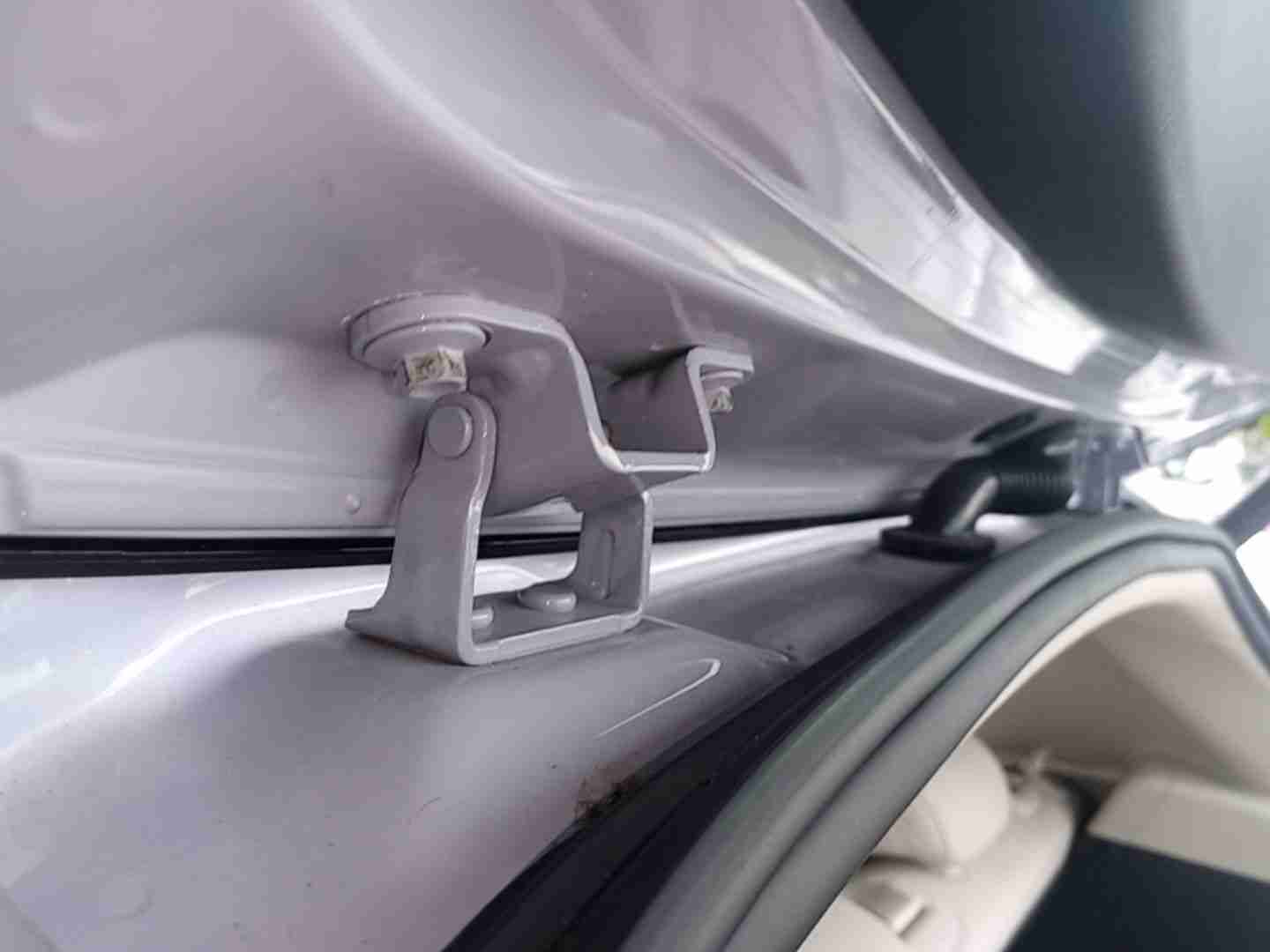 后备箱盖更换喷漆痕迹示意