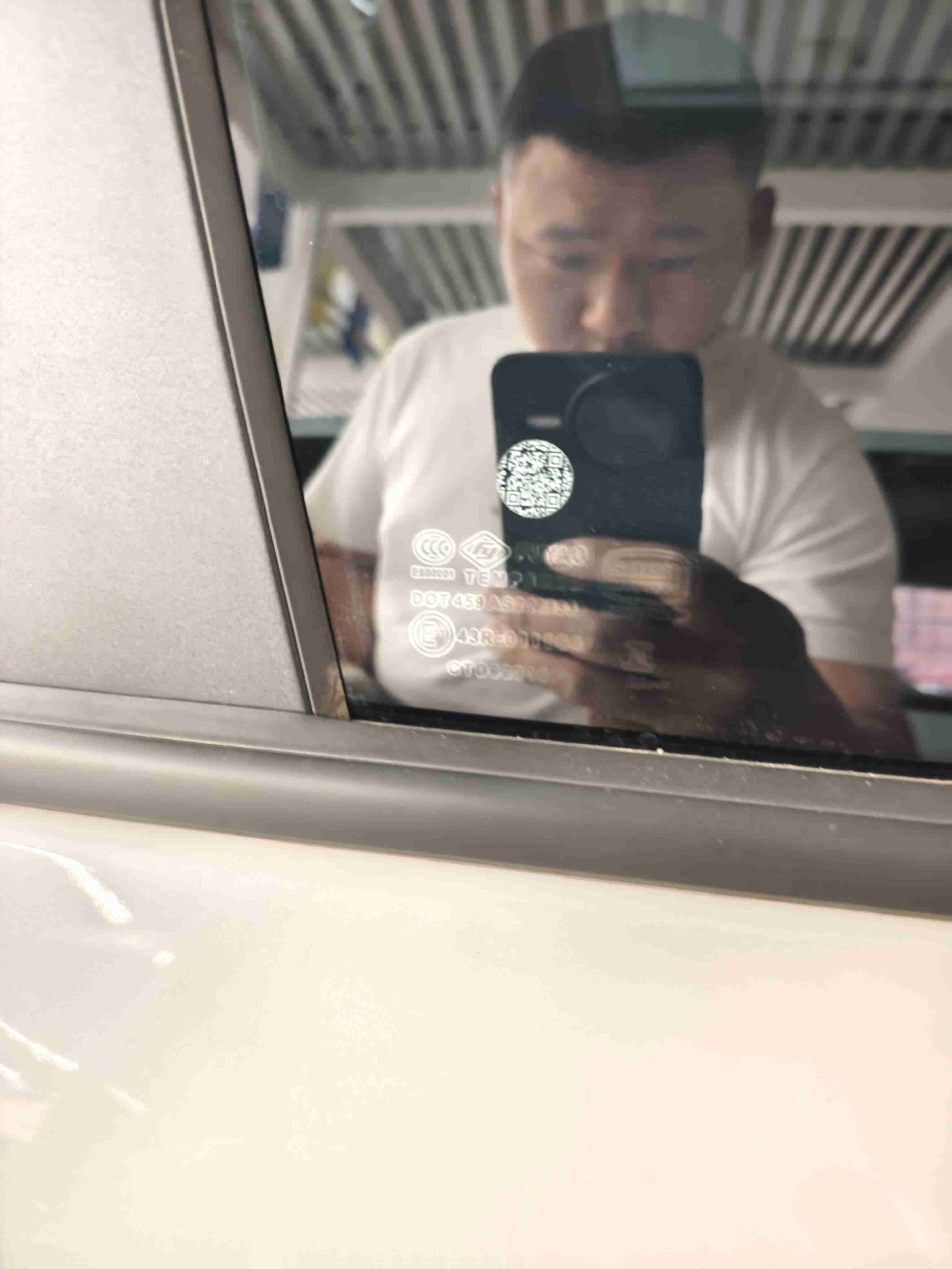 右前门玻璃更换痕迹实拍