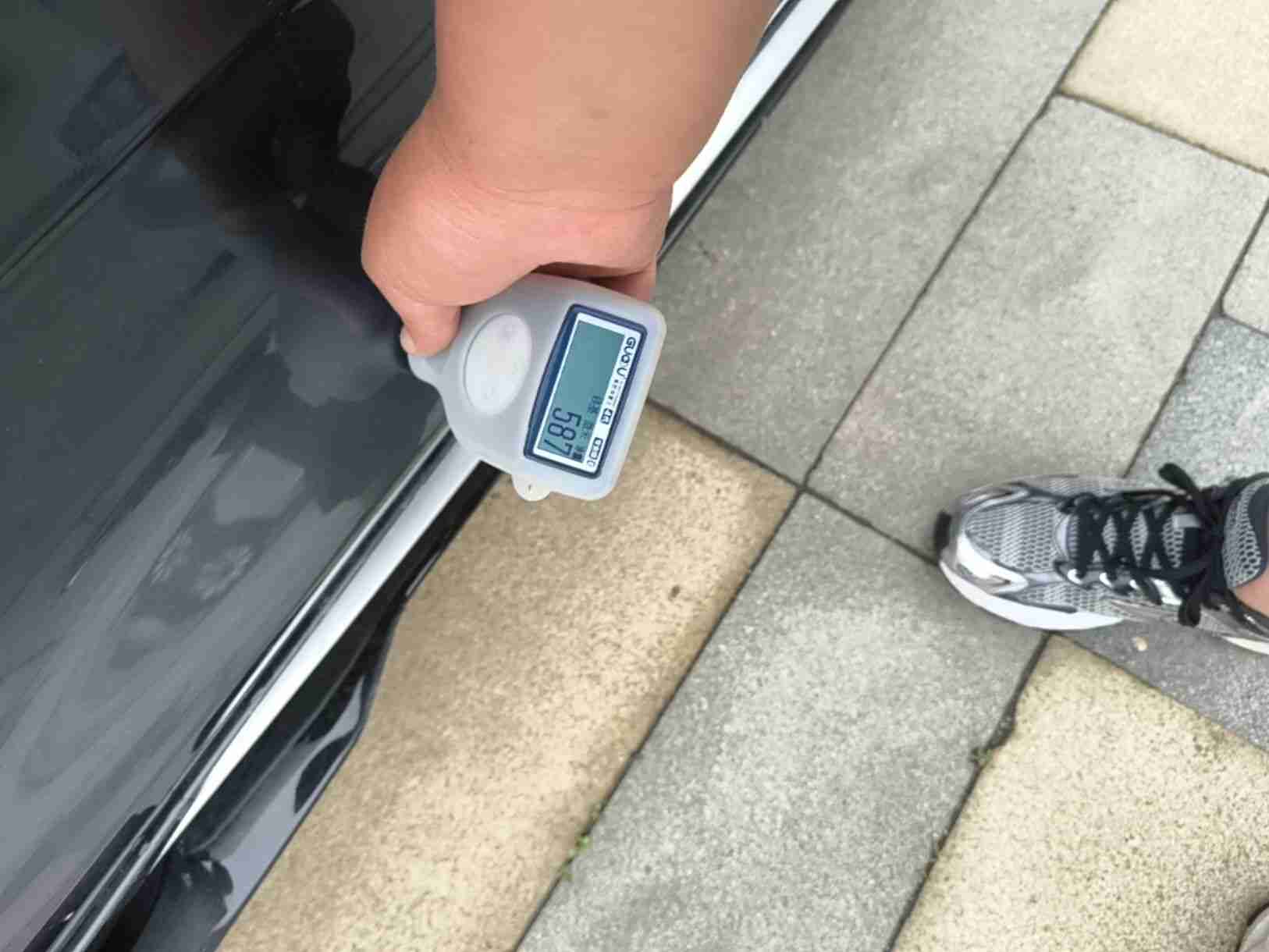右侧后门钣金补漆痕迹实拍
