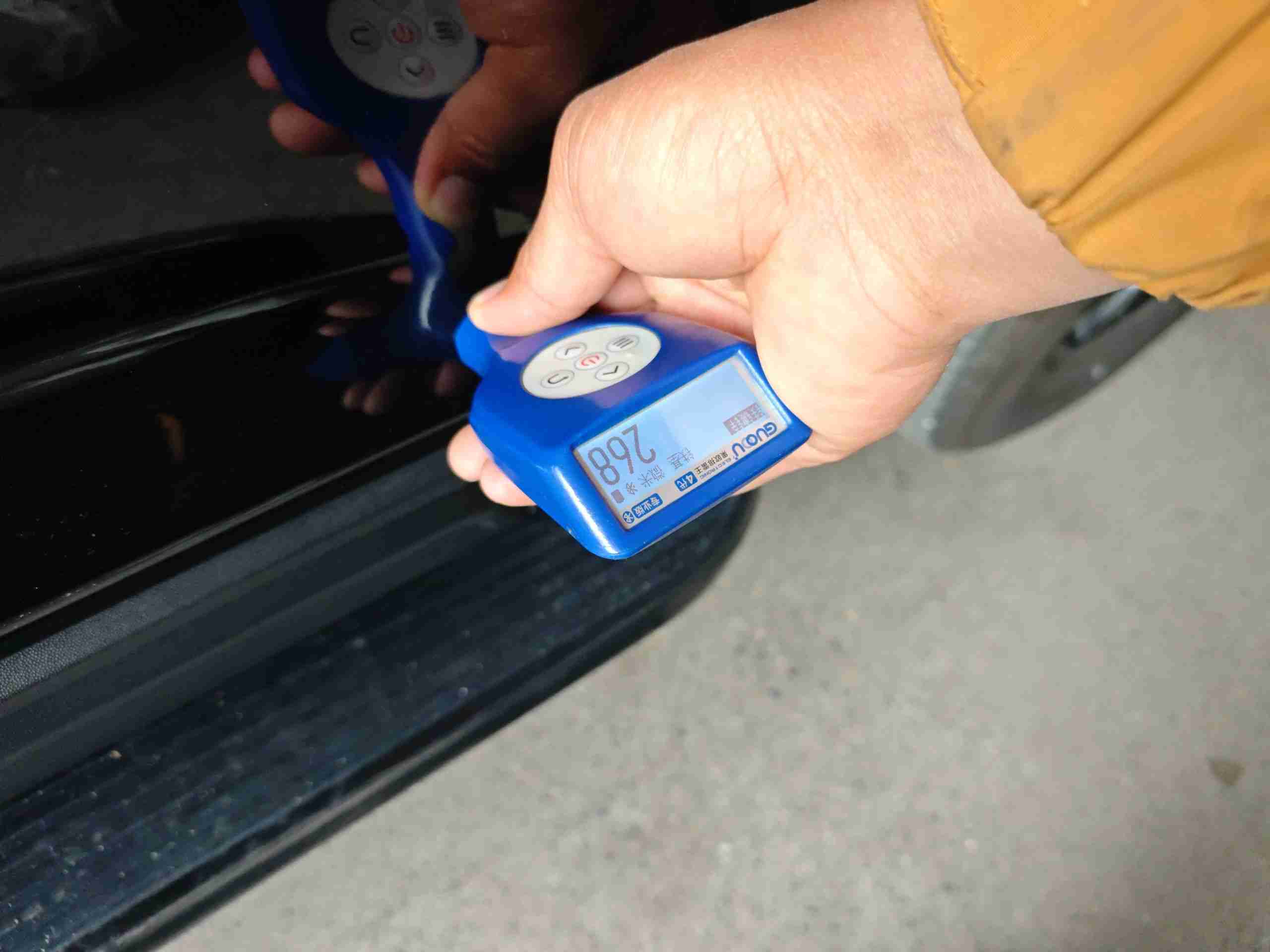 右侧前门钣金修复痕迹实拍