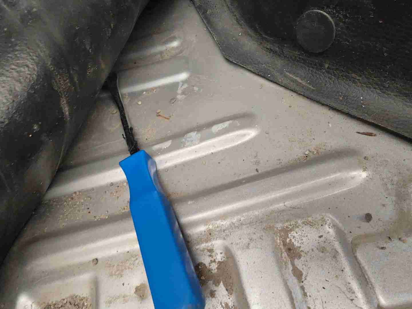 左前底板隔音胶浸水痕迹实拍