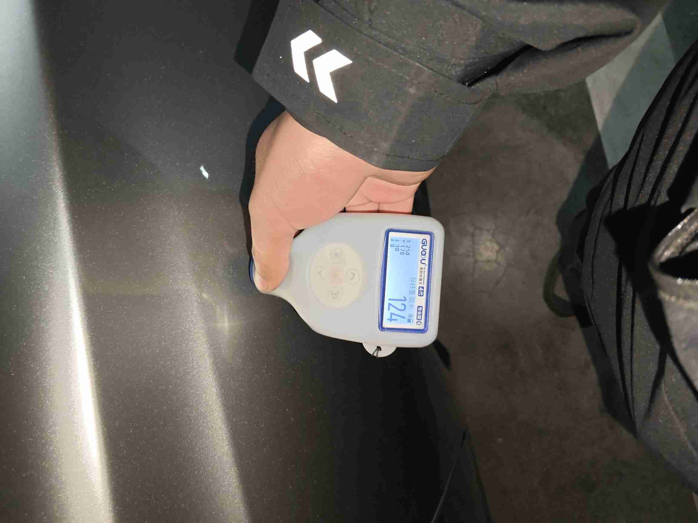 右前翼子板喷漆痕迹实拍