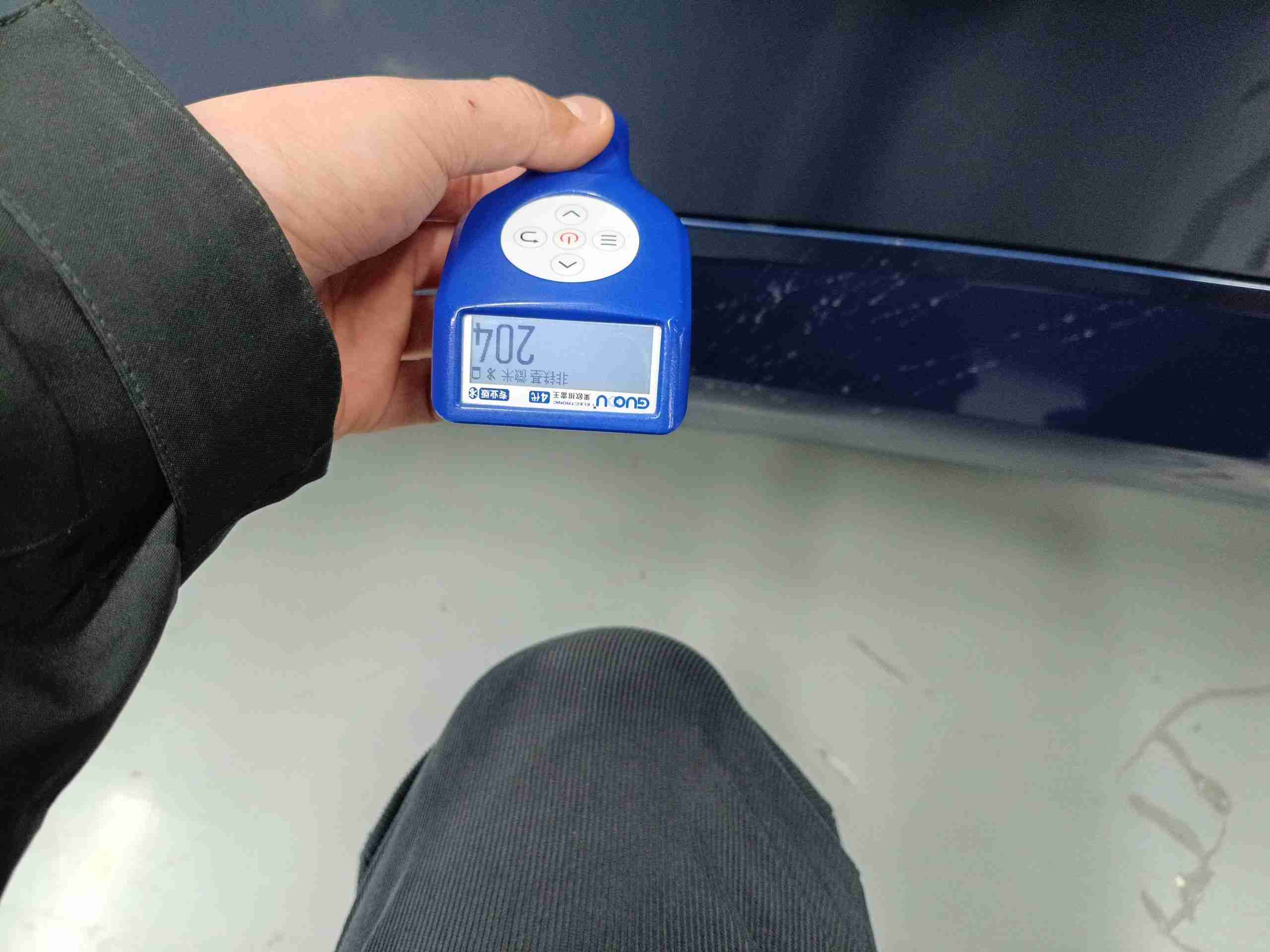 右侧后门局部喷漆修复实拍
