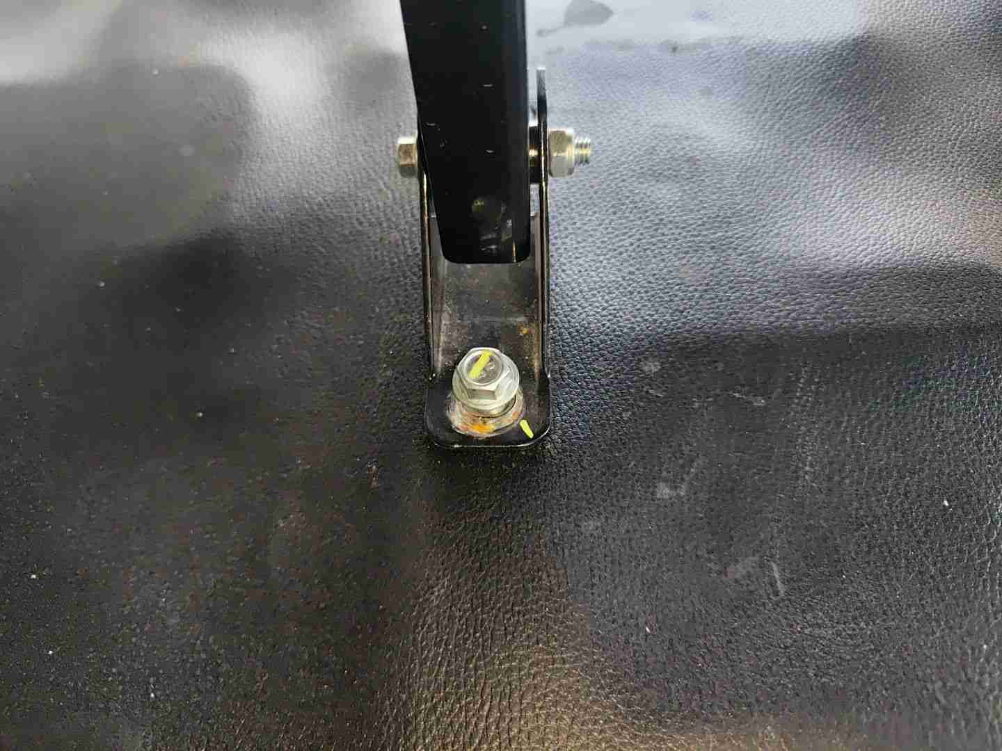 右后第二排座椅滑轨拆卸痕迹实拍