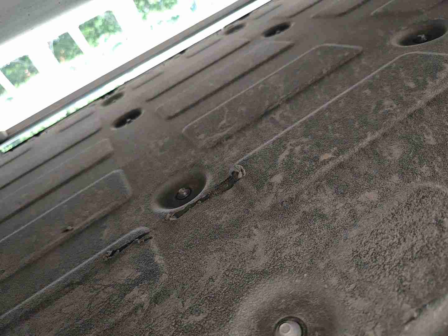 动力电池箱底护板剐蹭实拍
