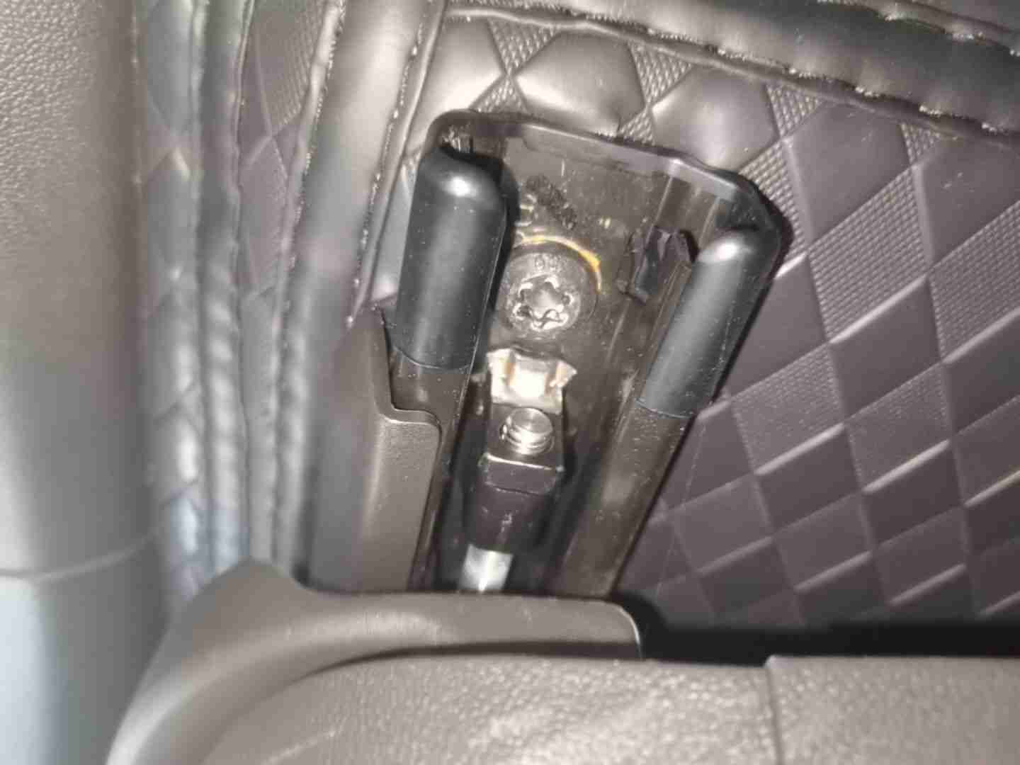 左前座椅滑轨拆卸痕迹实拍