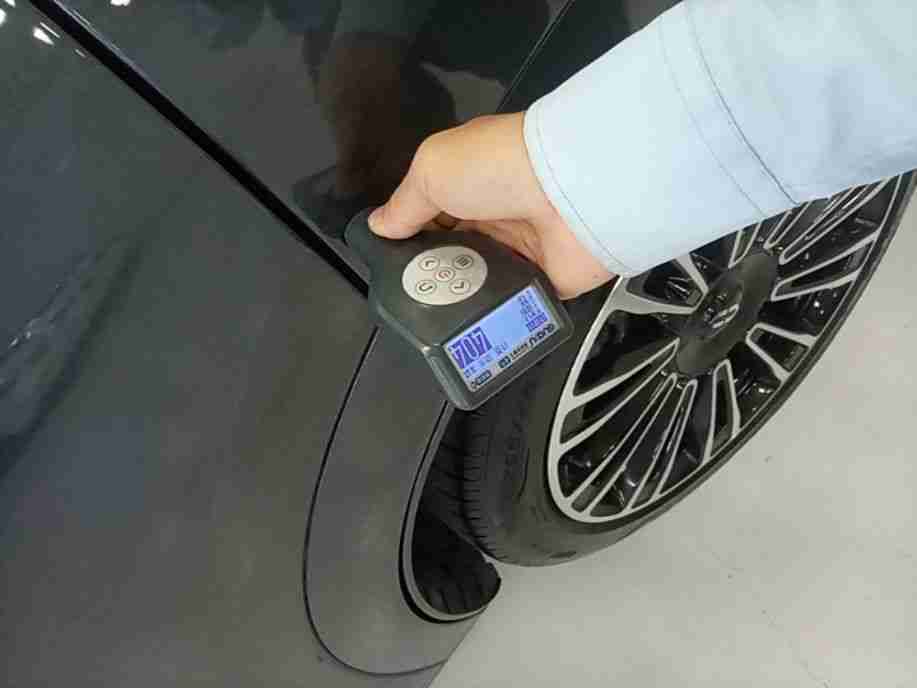 左后翼子板钣金修复痕迹实拍