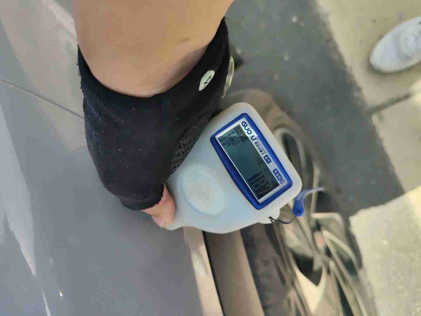 右前翼子板喷漆修复痕迹实拍