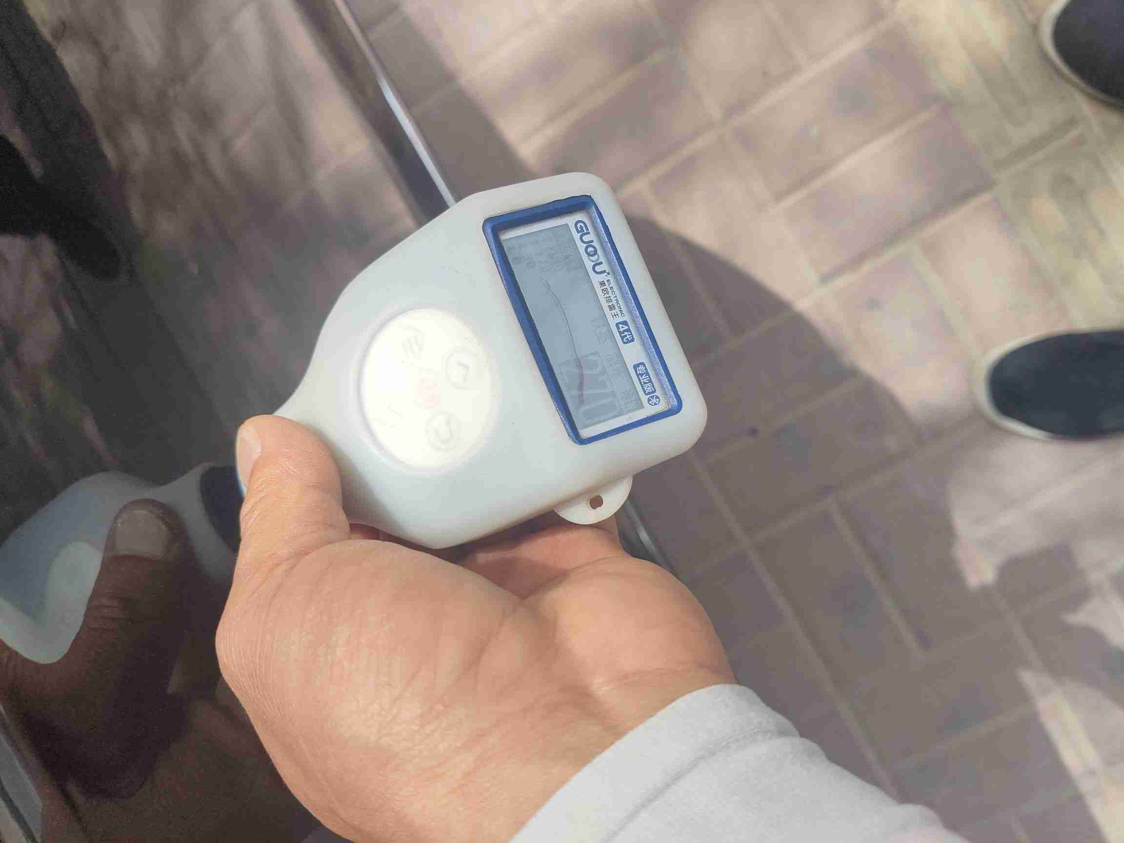 左前车门漆面轻微刮蹭实拍