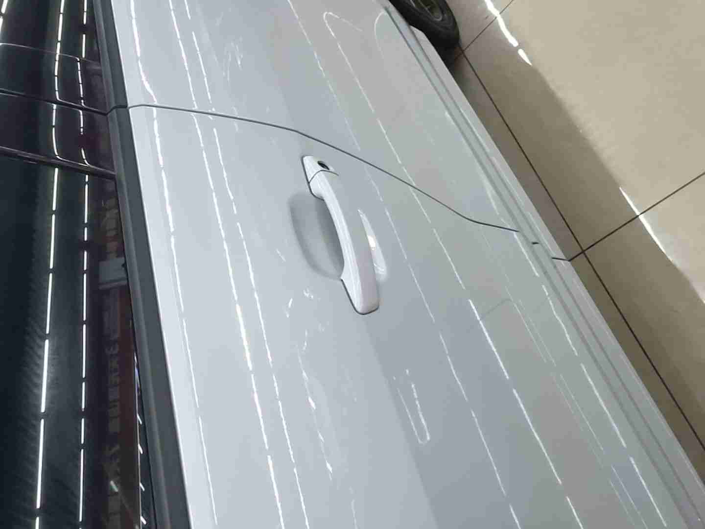 左侧前门钣金修复痕迹实拍