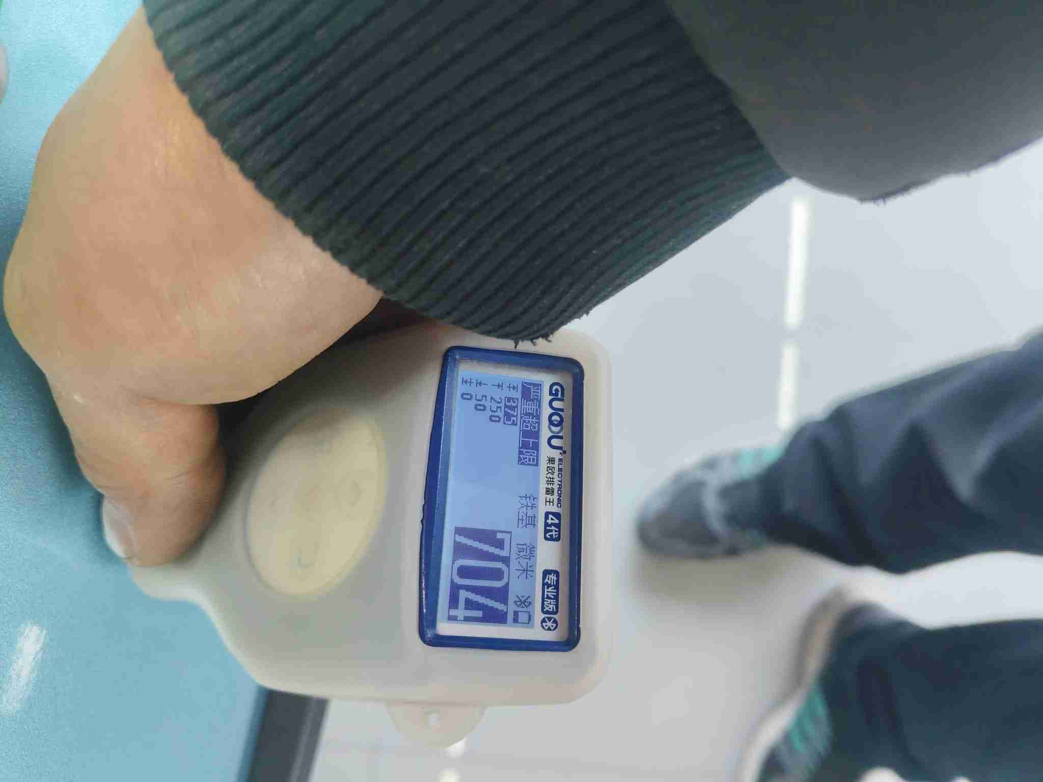 后备箱盖钣金修复痕迹