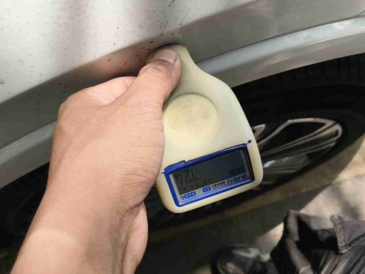 右前翼子板漆面修复痕迹实拍