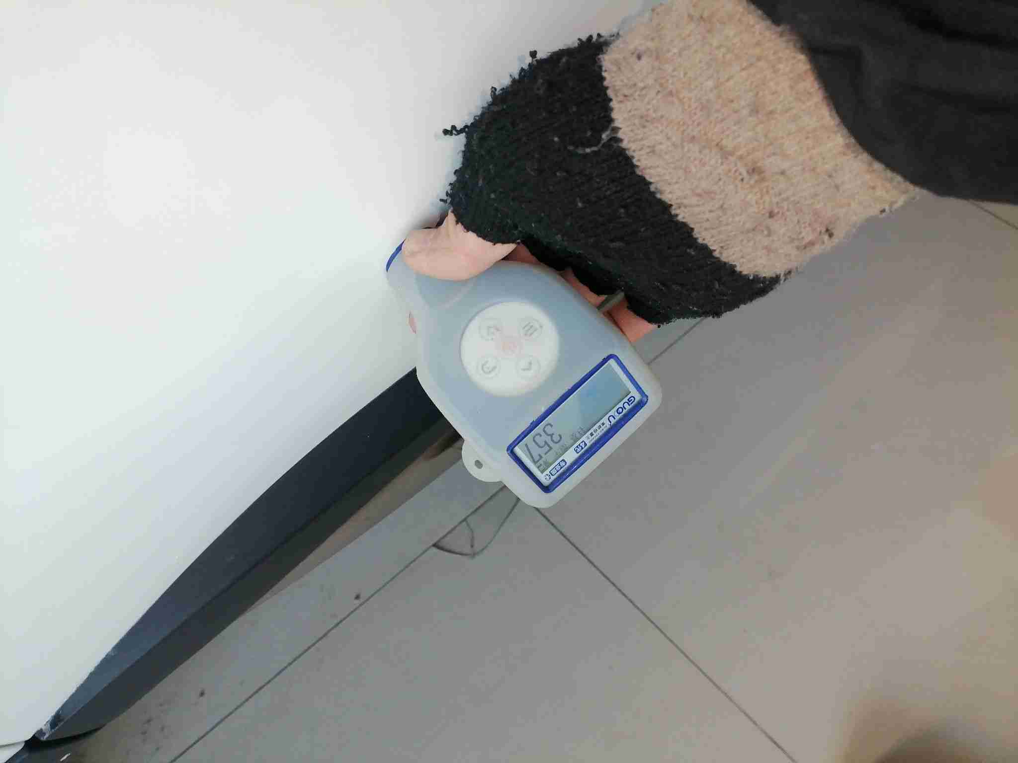 左侧前门钣金补漆痕迹实拍