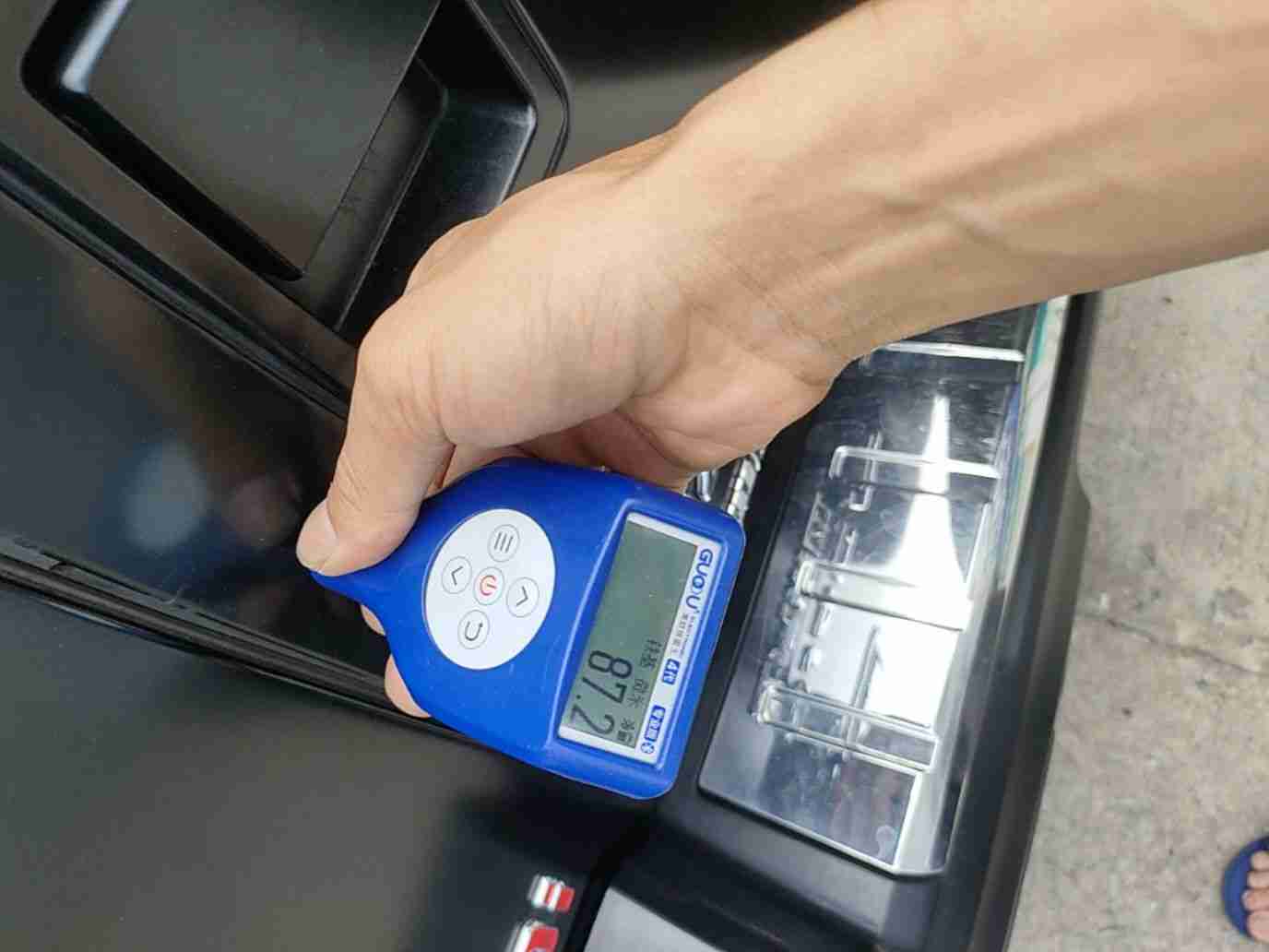 后备箱盖喷漆修复情况实拍