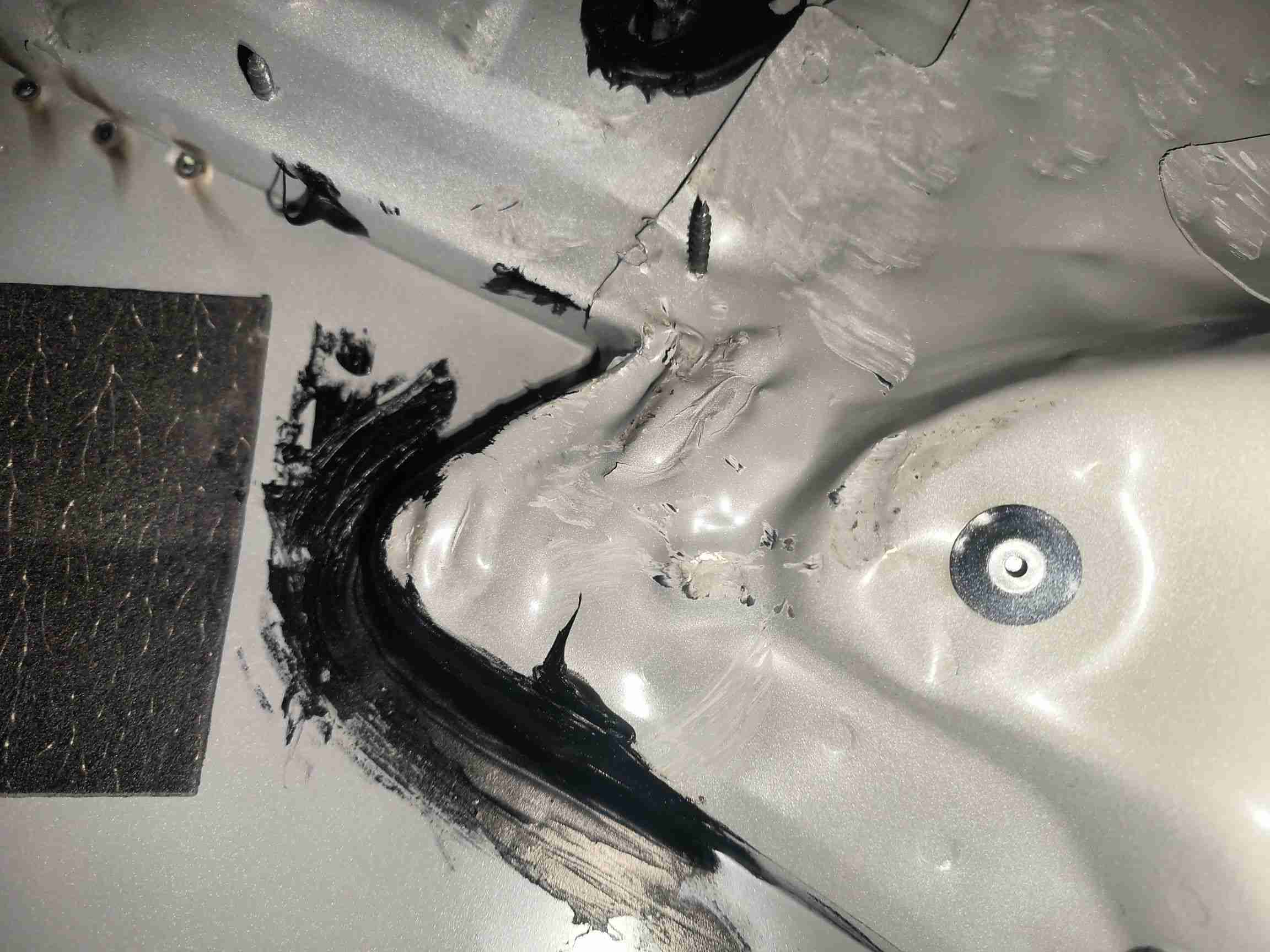 左后尾灯框架修复痕迹实拍