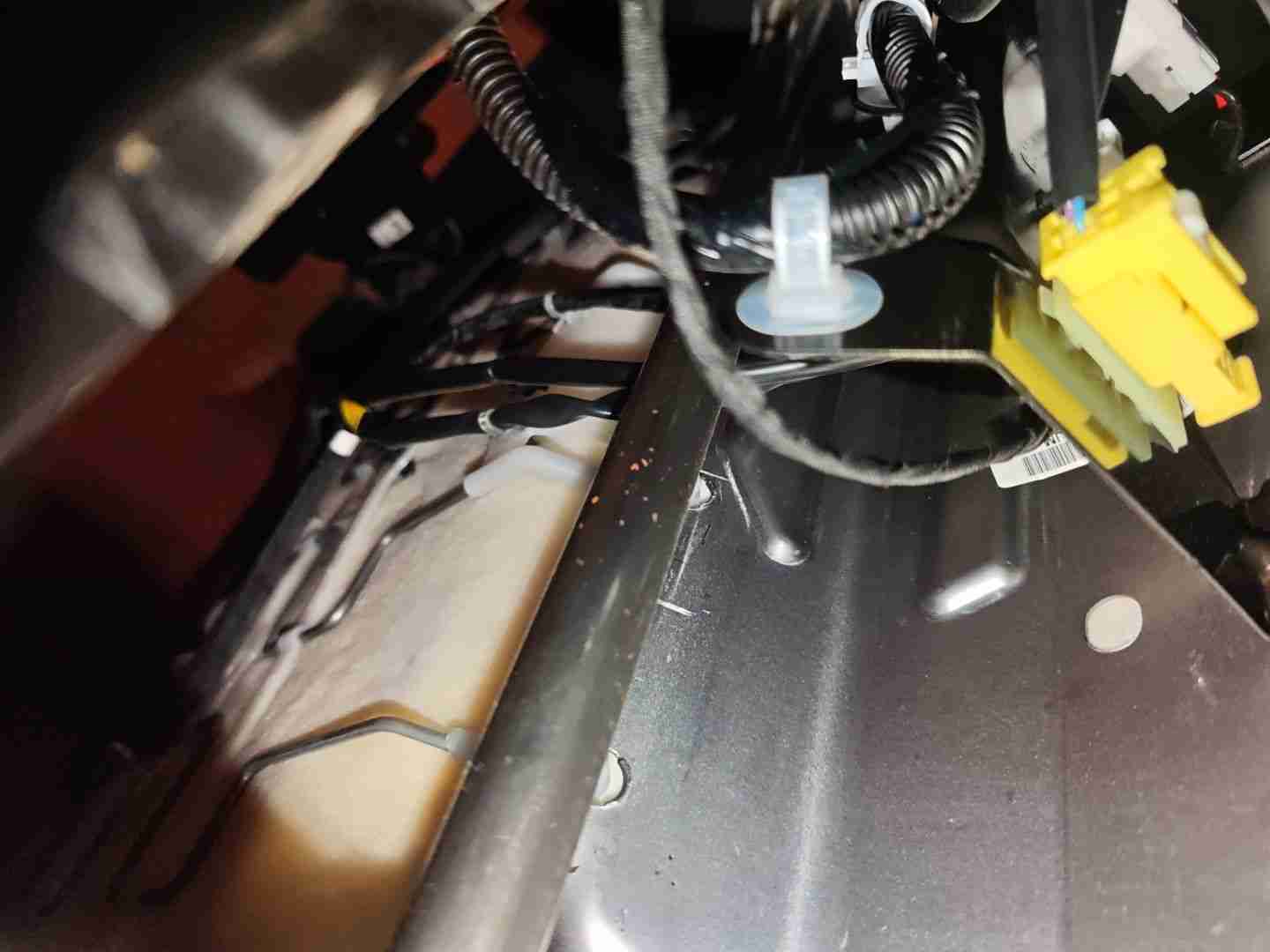 左前座椅骨架非关键部位浮锈实拍