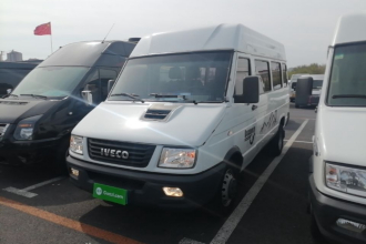 依维柯得意 2022款 2.5T A37 M1客车5-9座长轴中顶双胎手动门