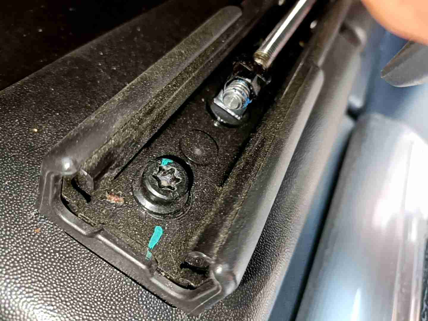 左前座椅滑轨拆卸痕迹实拍
