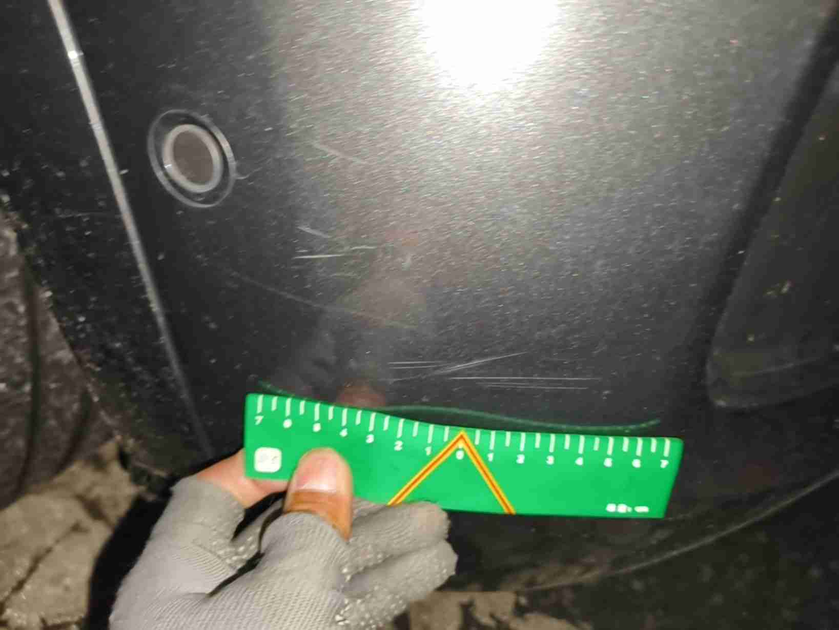 后保险杠拆卸痕迹与漆面损伤实拍