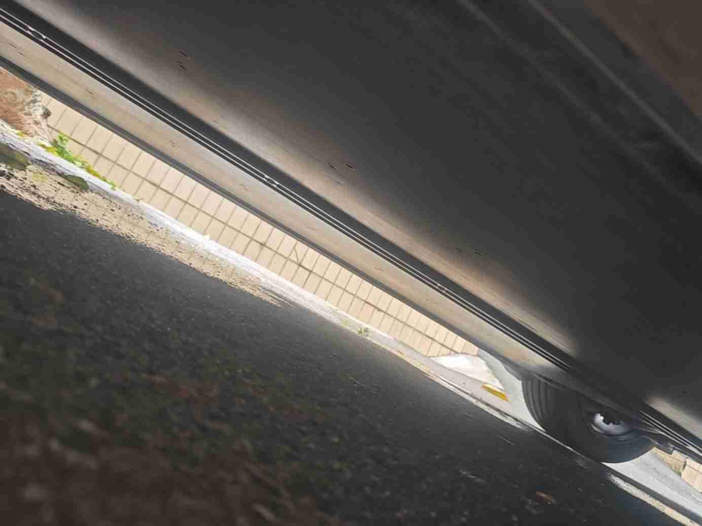 车辆正侧面展示，凸显SUV体量感