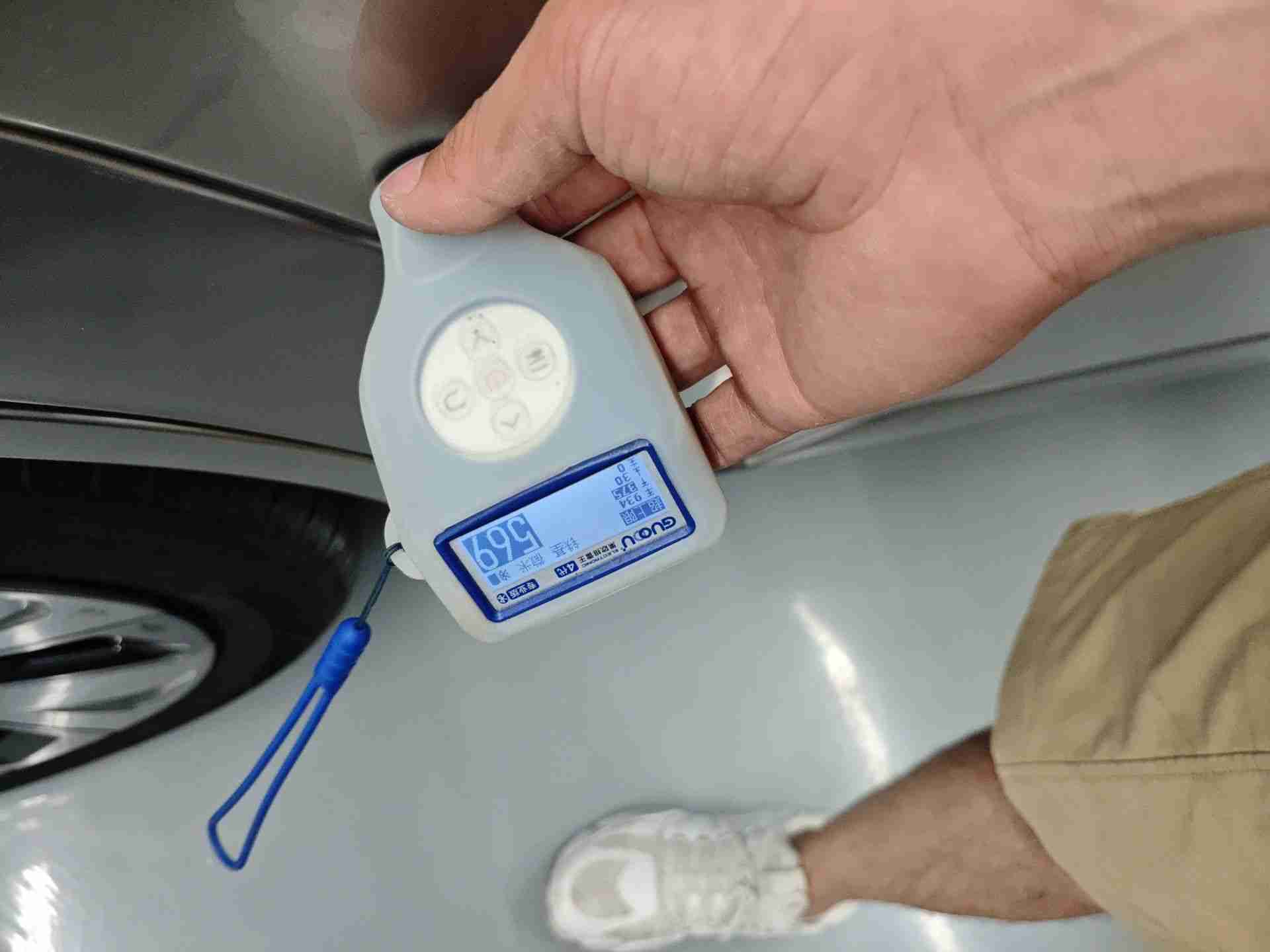 右侧后门漆面钣金修复痕迹实拍