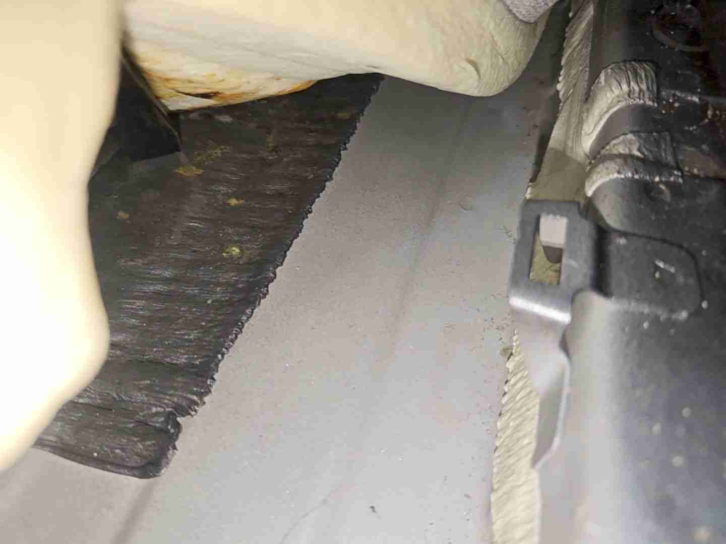 右前底板隔音胶浸水痕迹实拍