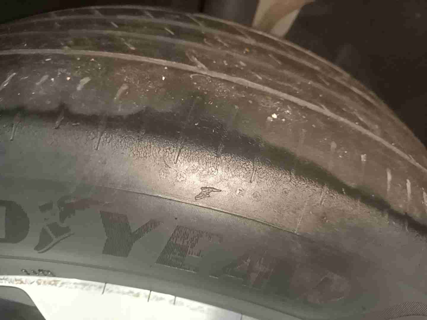 右前轮胎磨损到极限实拍