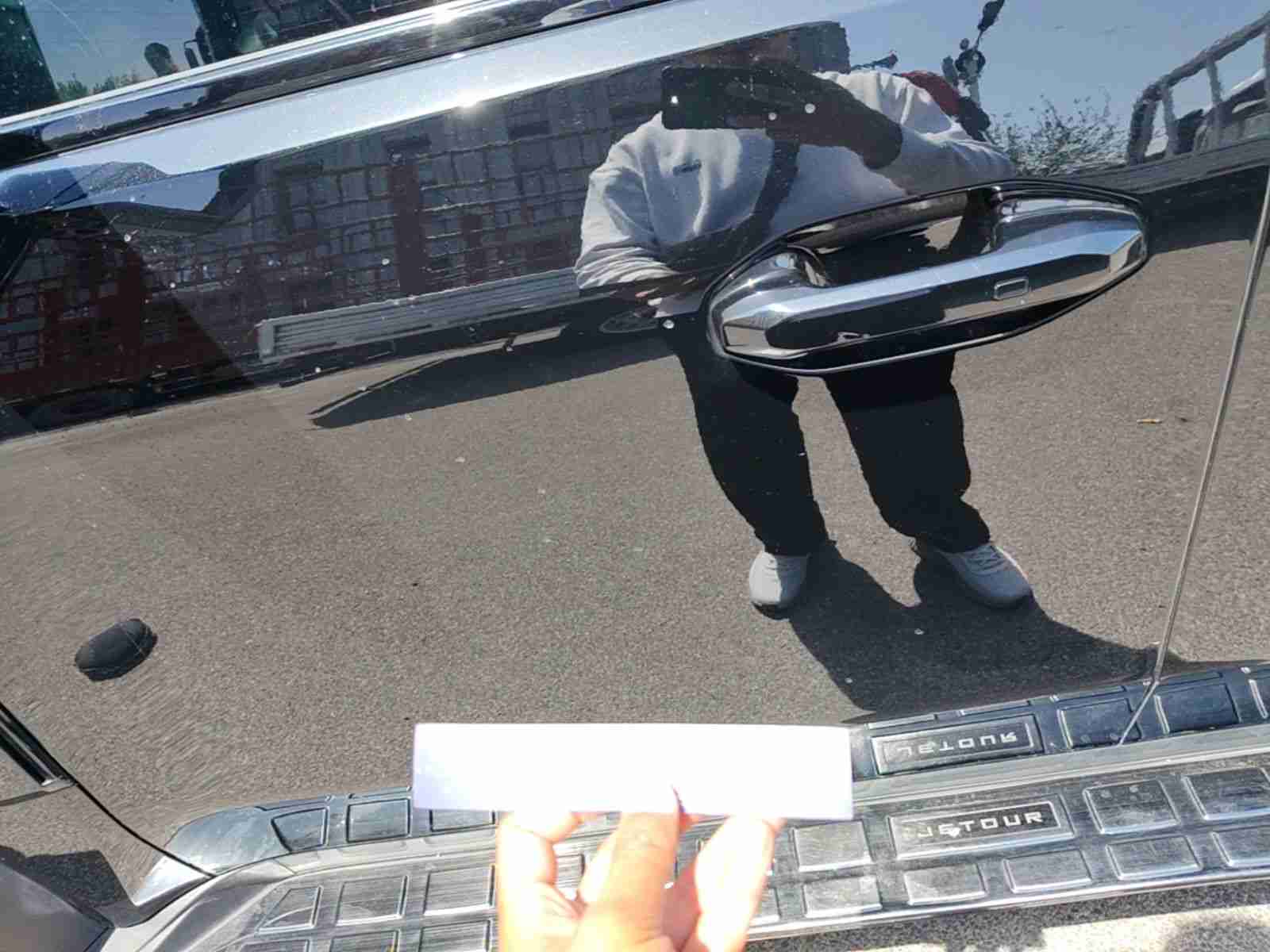 左侧前门漆面轻微刮伤实拍