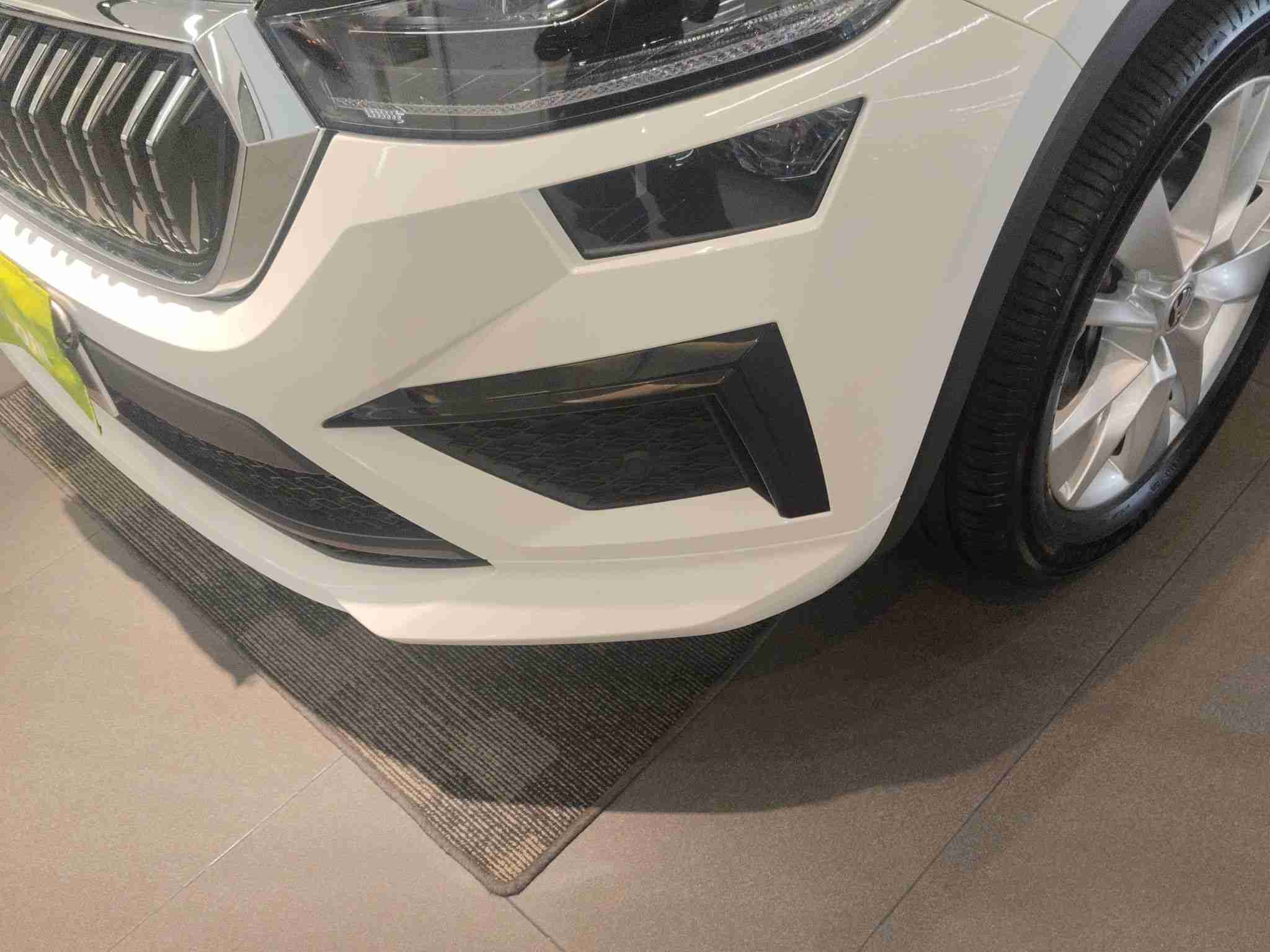 前保险杠拆卸痕迹实拍