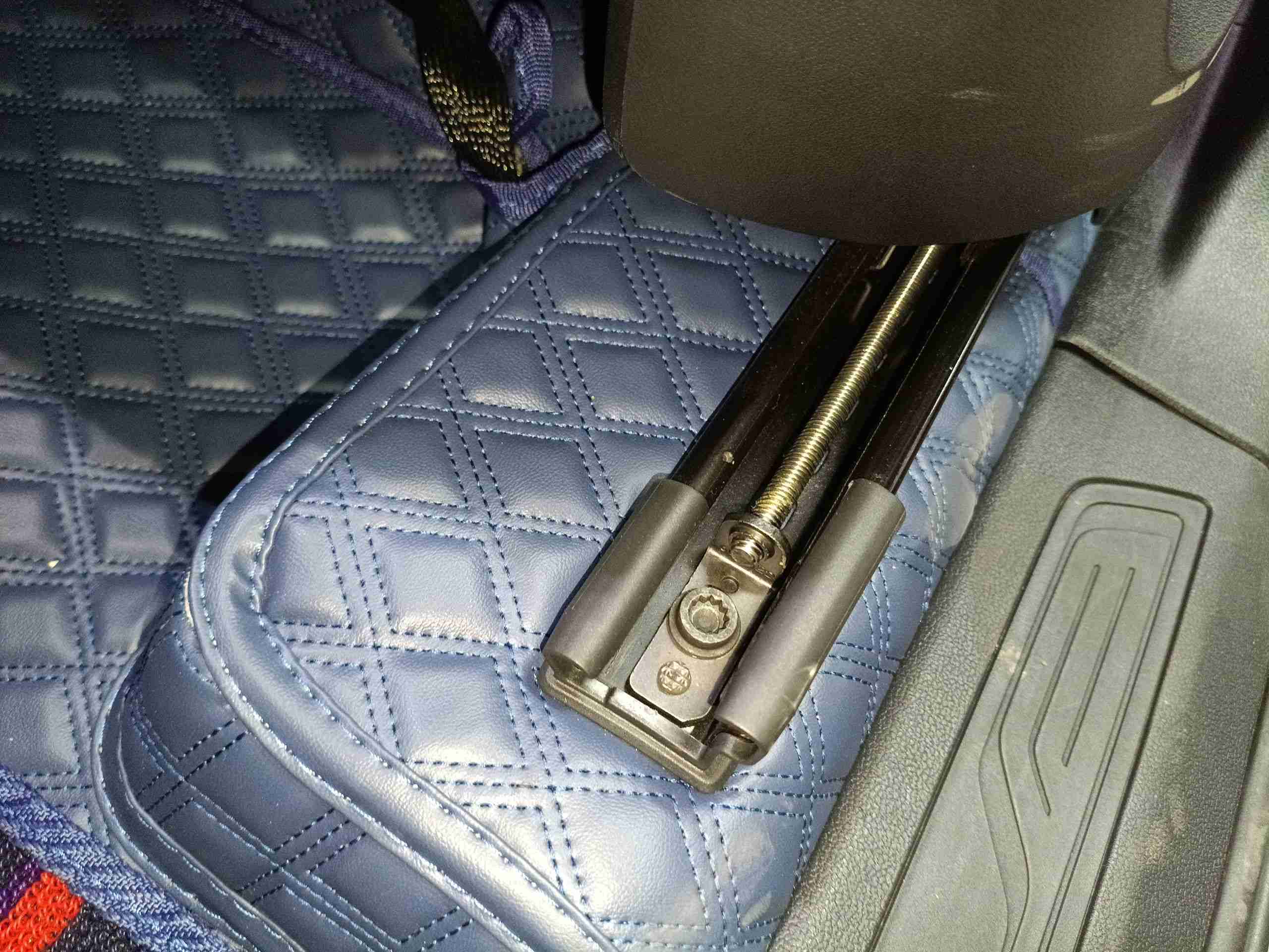 左前座椅滑轨拆卸痕迹实拍