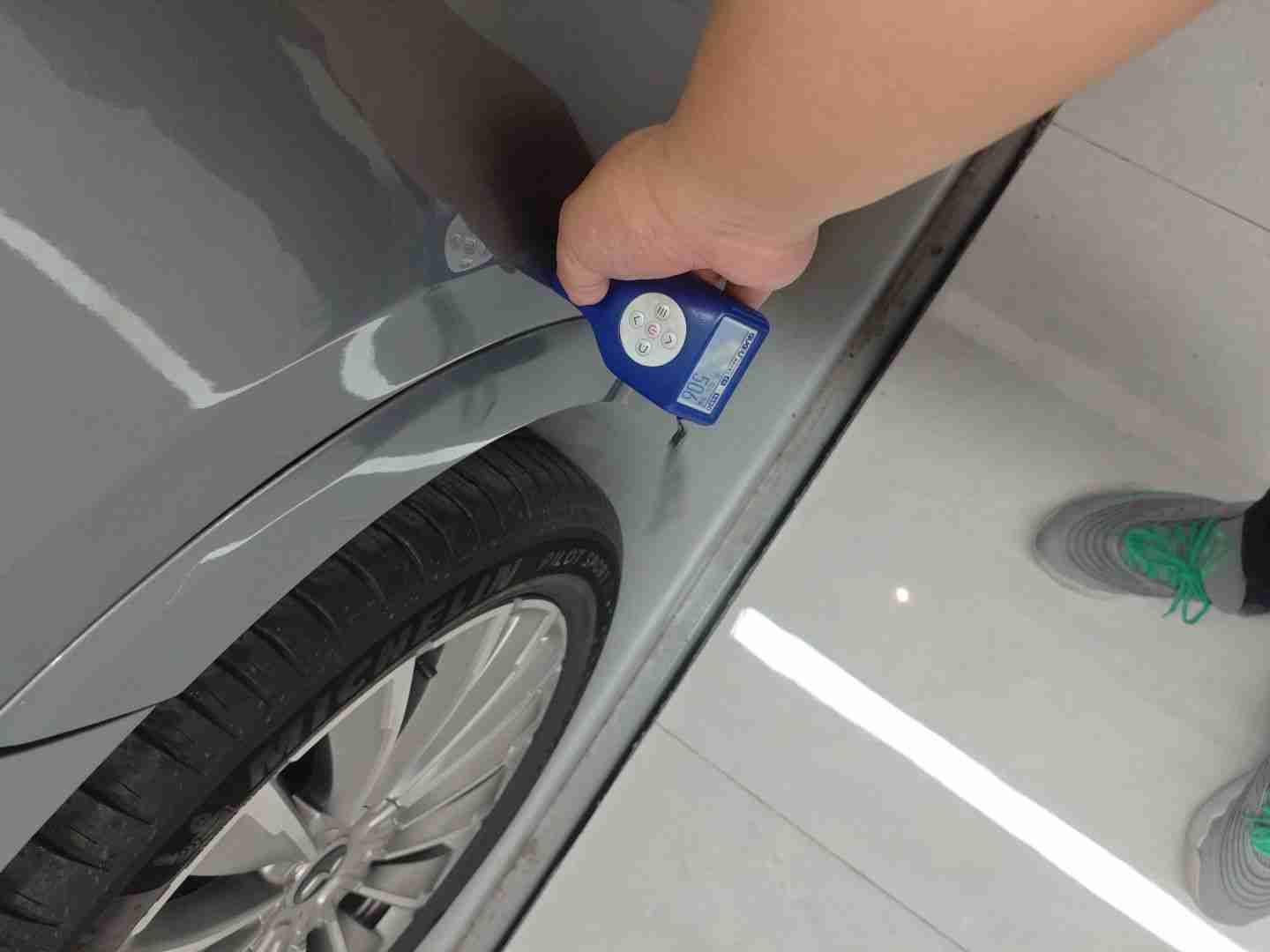 右侧后门钣金喷漆部位实拍