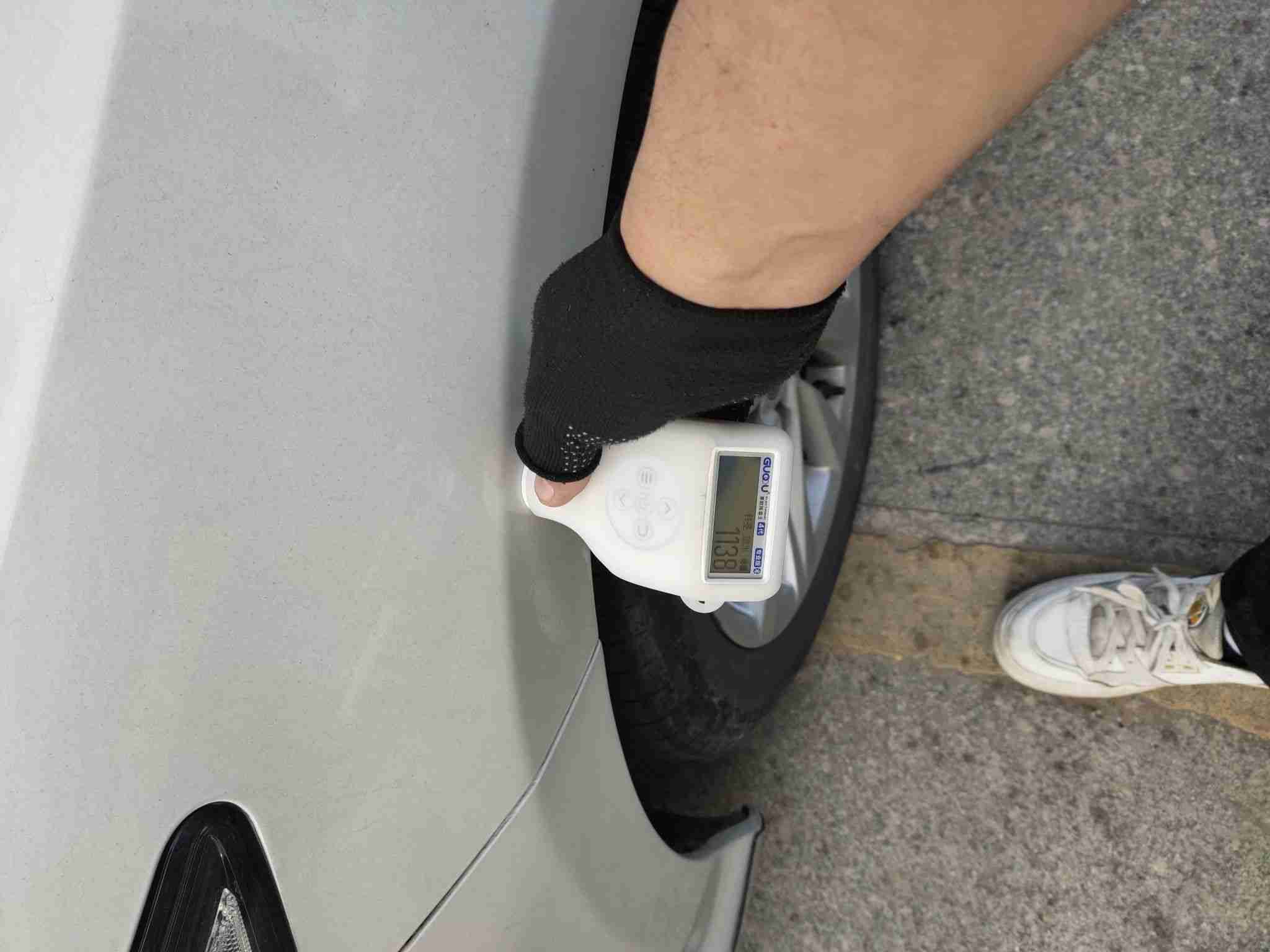 左前翼子板钣金痕迹实拍