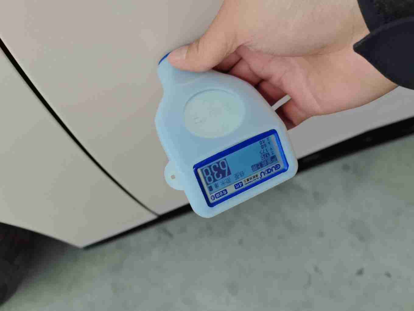 左侧前门钣金修复痕迹实拍