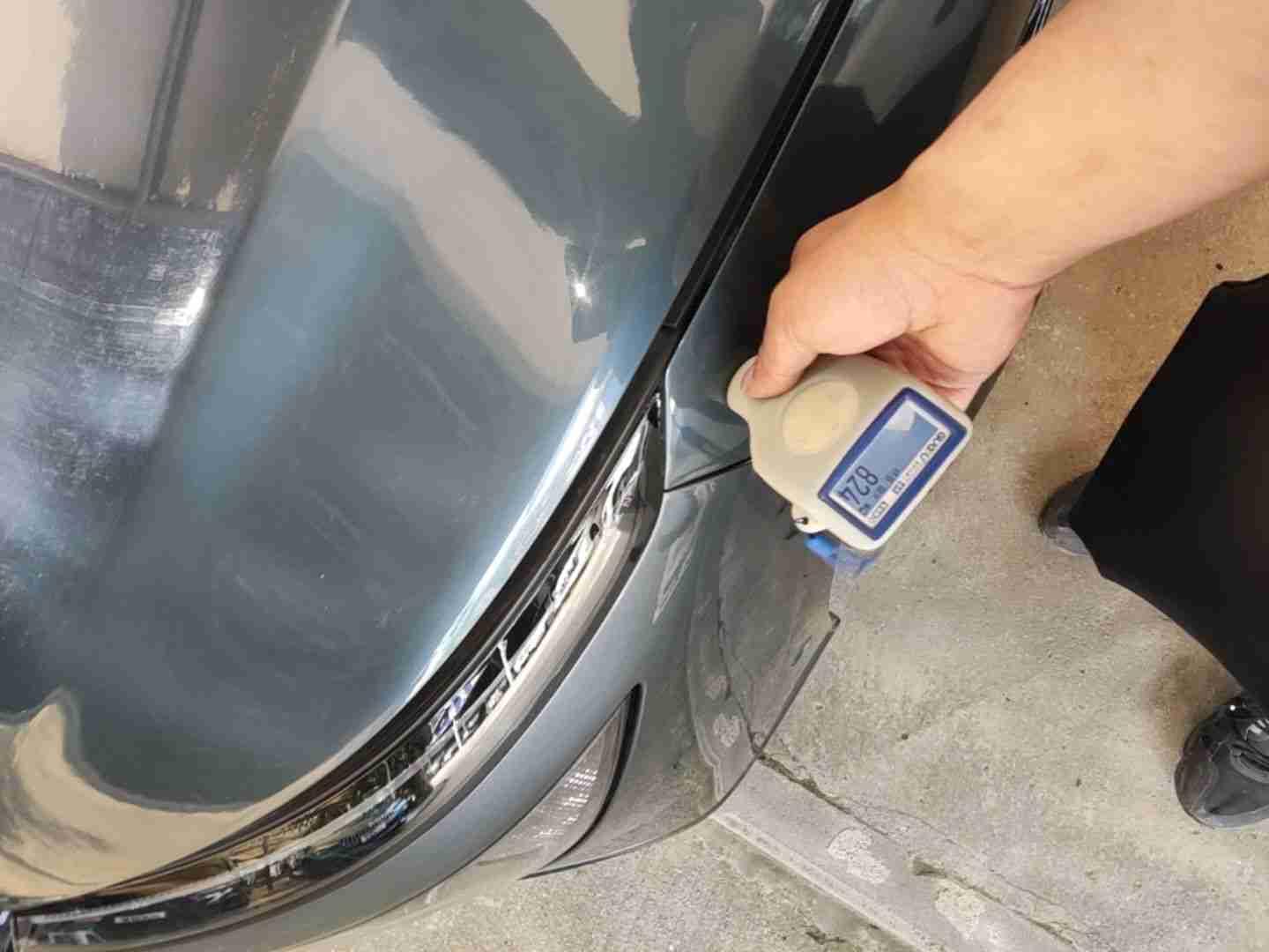 左前翼子板钣金喷漆痕迹实拍