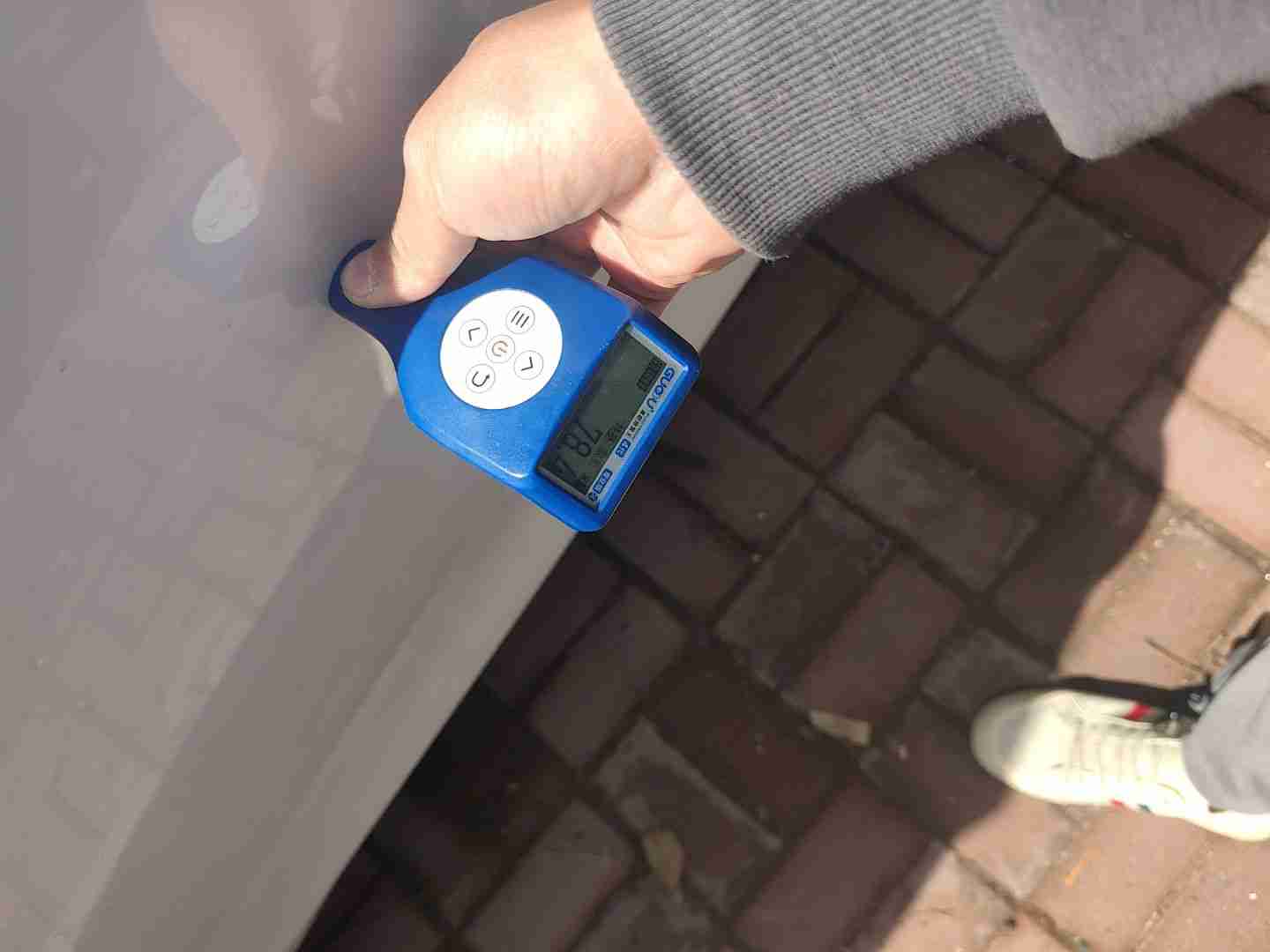 右侧后门喷漆修复痕迹实拍