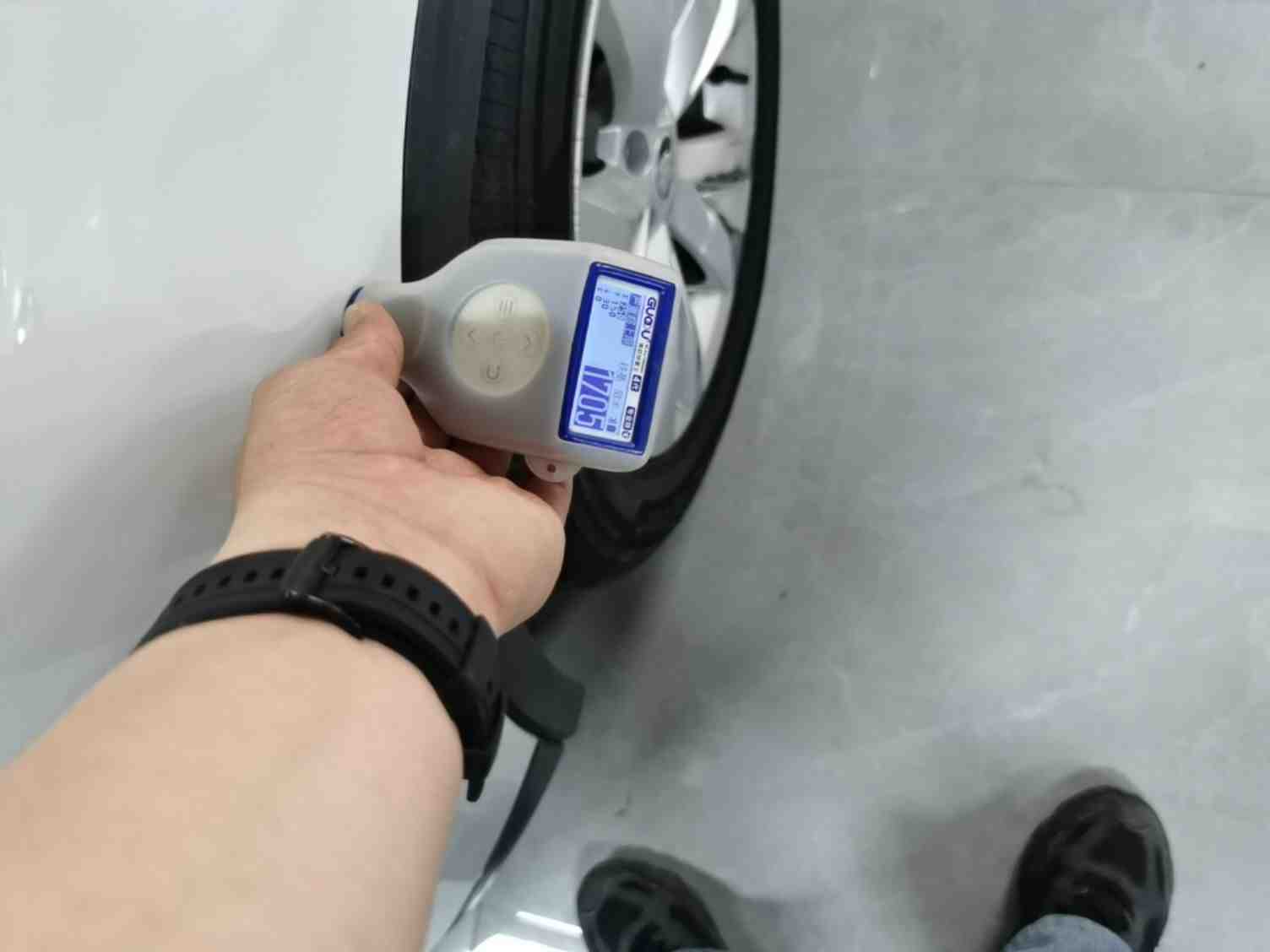 左前翼子板钣金修复痕迹实拍