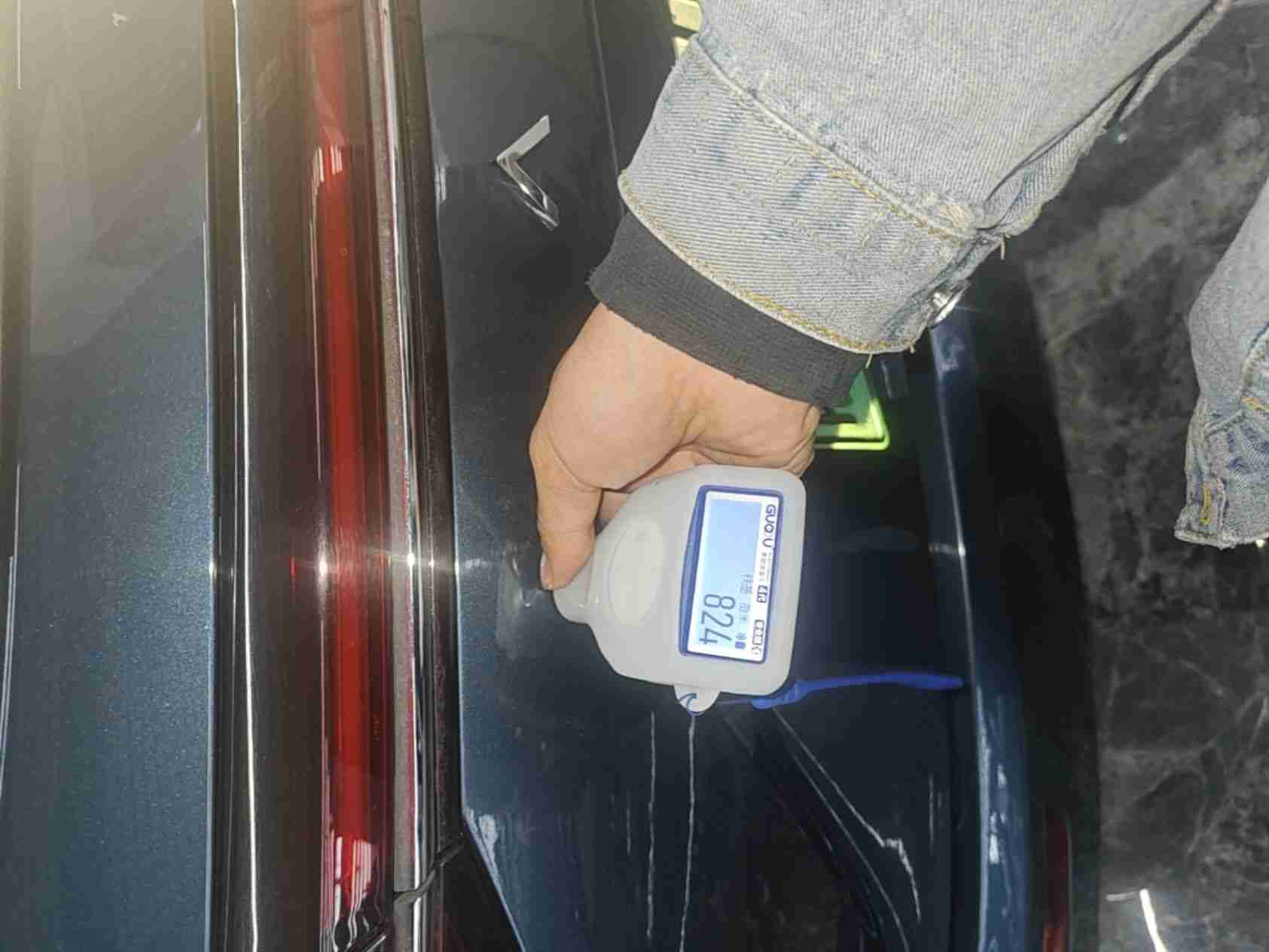 后备箱盖钣金修复痕迹实拍