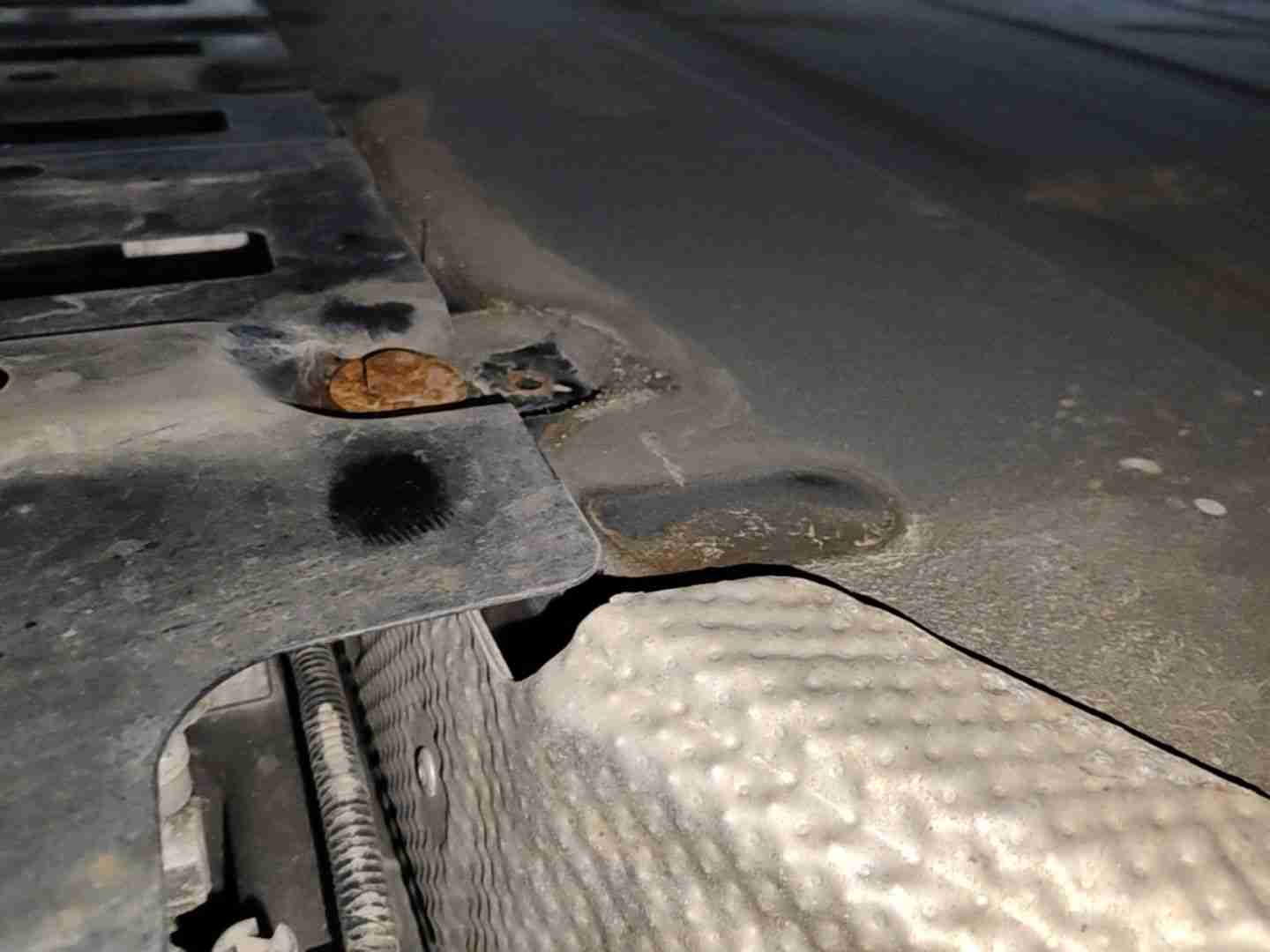动力电池箱底护板拆卸痕迹实拍