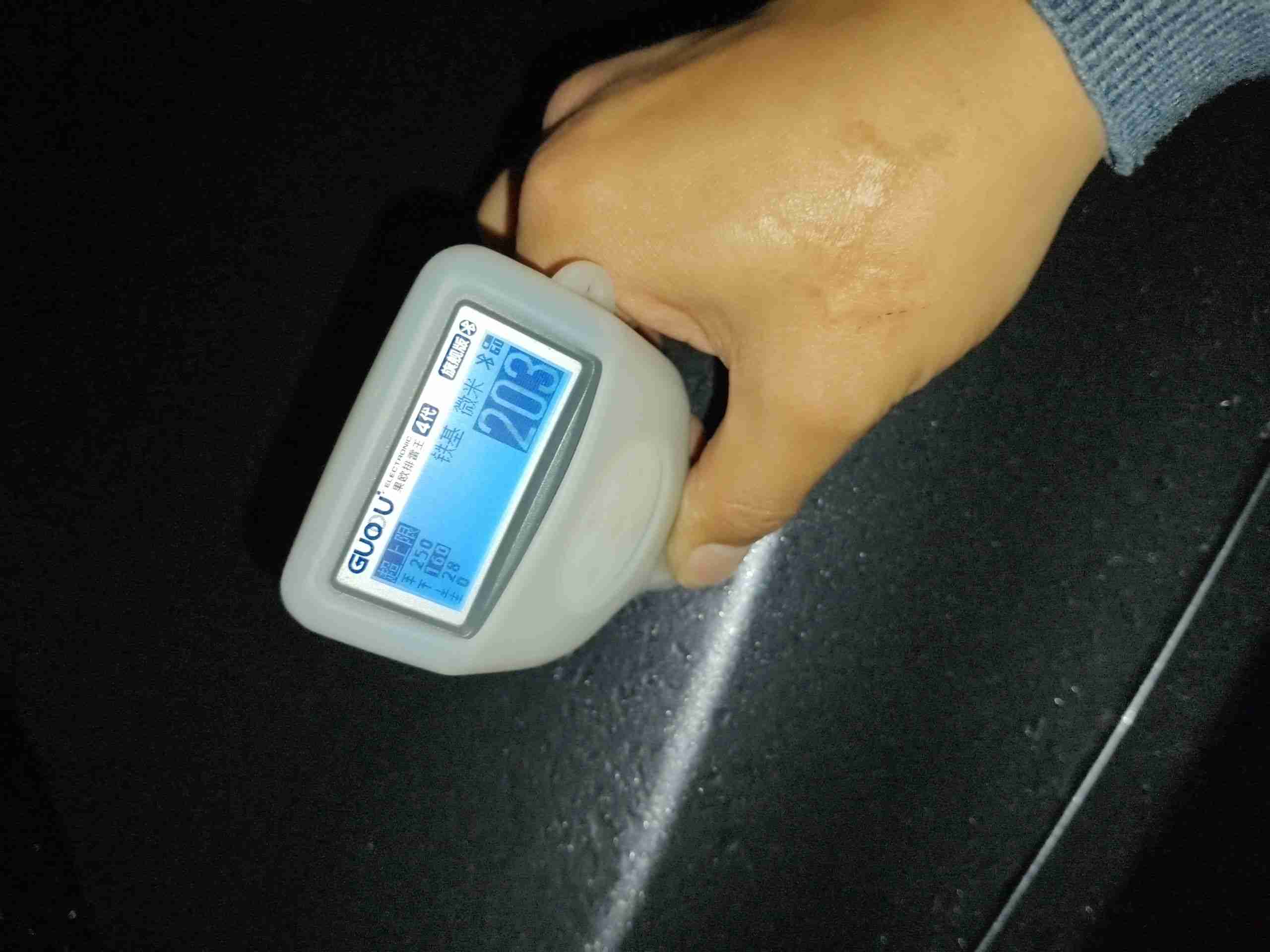 车辆发动机舱盖整体展示