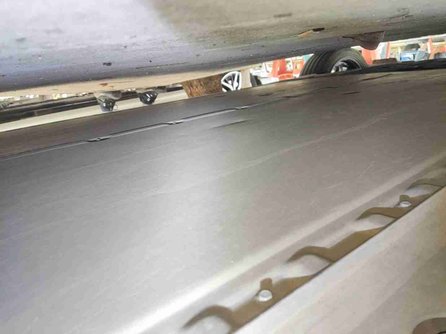 动力电池箱底板轻微凹陷实拍