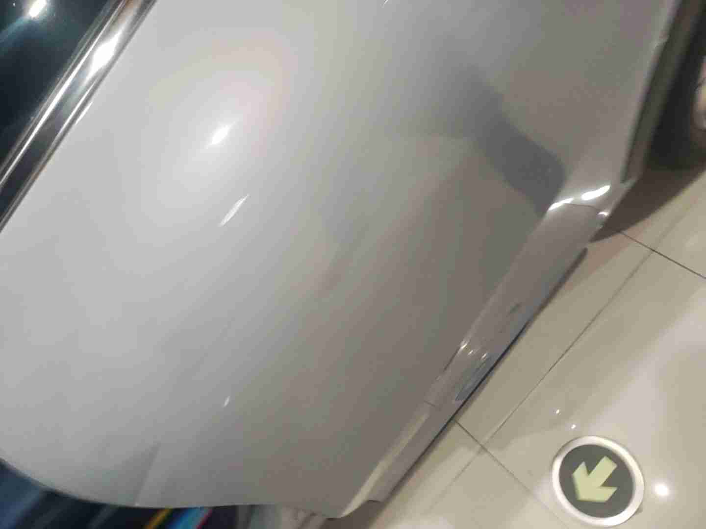 左侧后门漆面钣金修复痕迹实拍