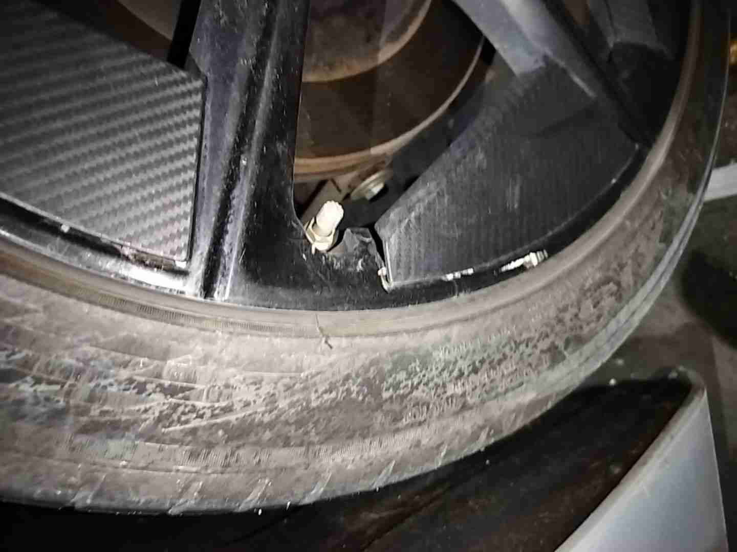 右后轮毂表面损伤实拍