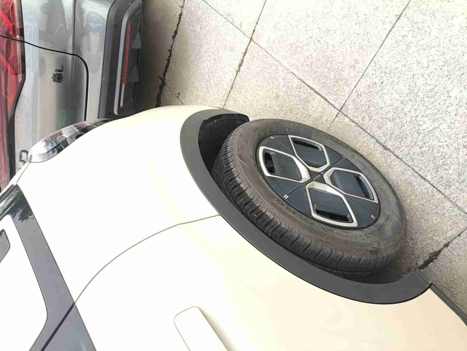 后保险杠安装轻微异常情况实拍