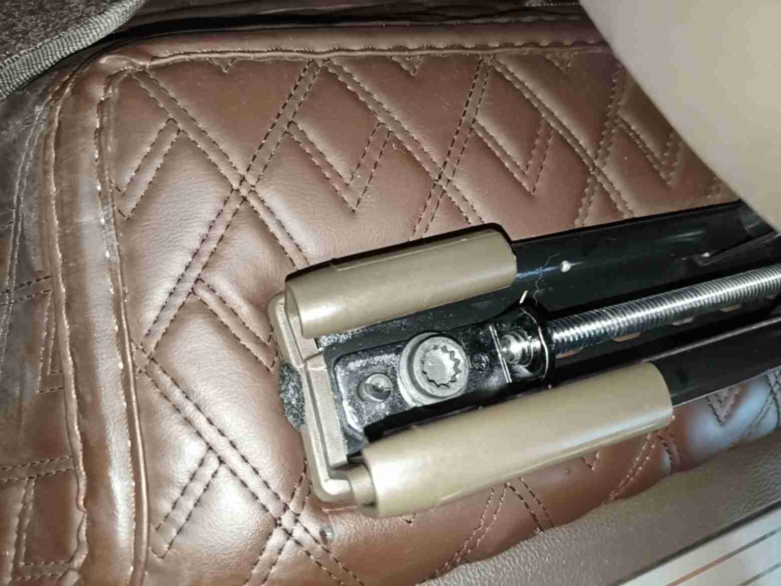 左前座椅滑轨拆卸痕迹实拍