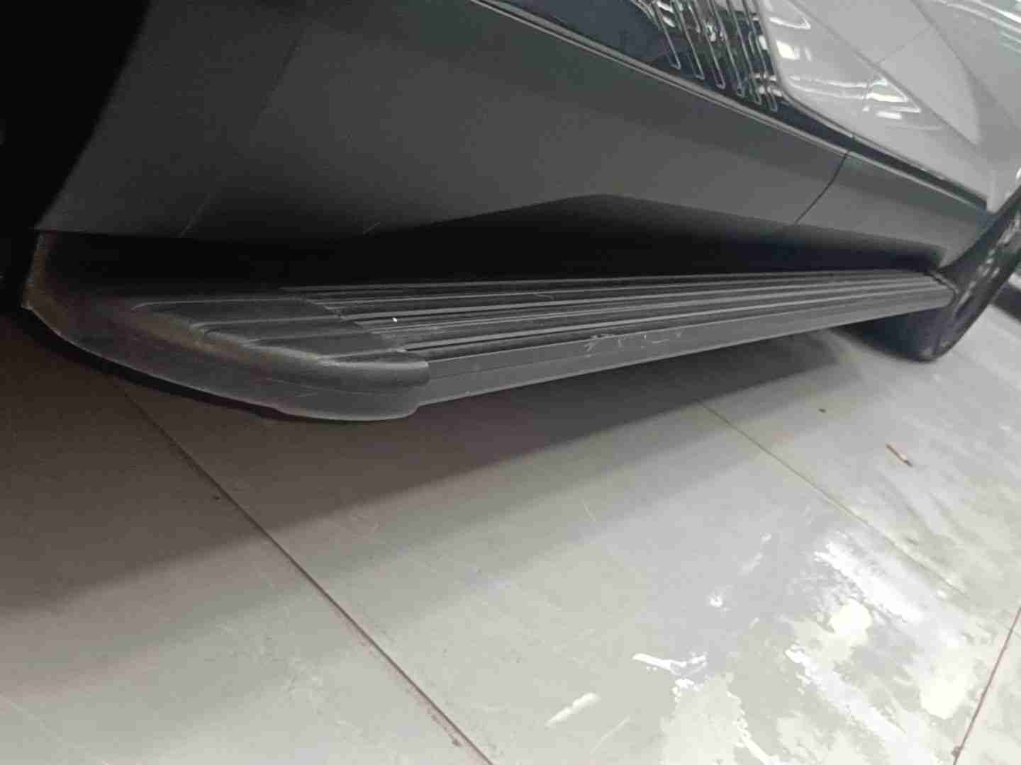 副驾驶侧底边梁塑料饰板刮伤实拍